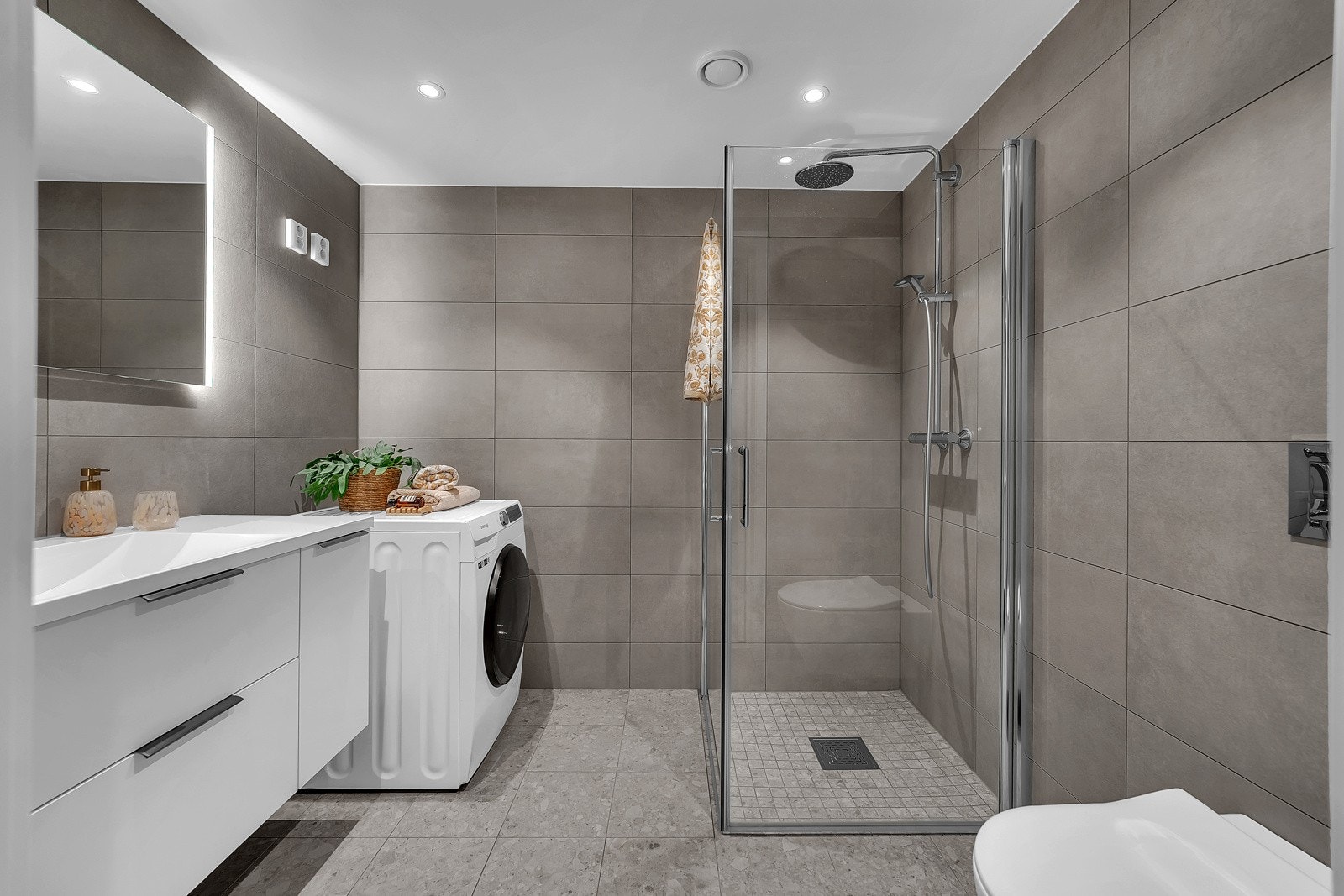 Lekkert og moderne bad med tidsriktig design. Galleribilde