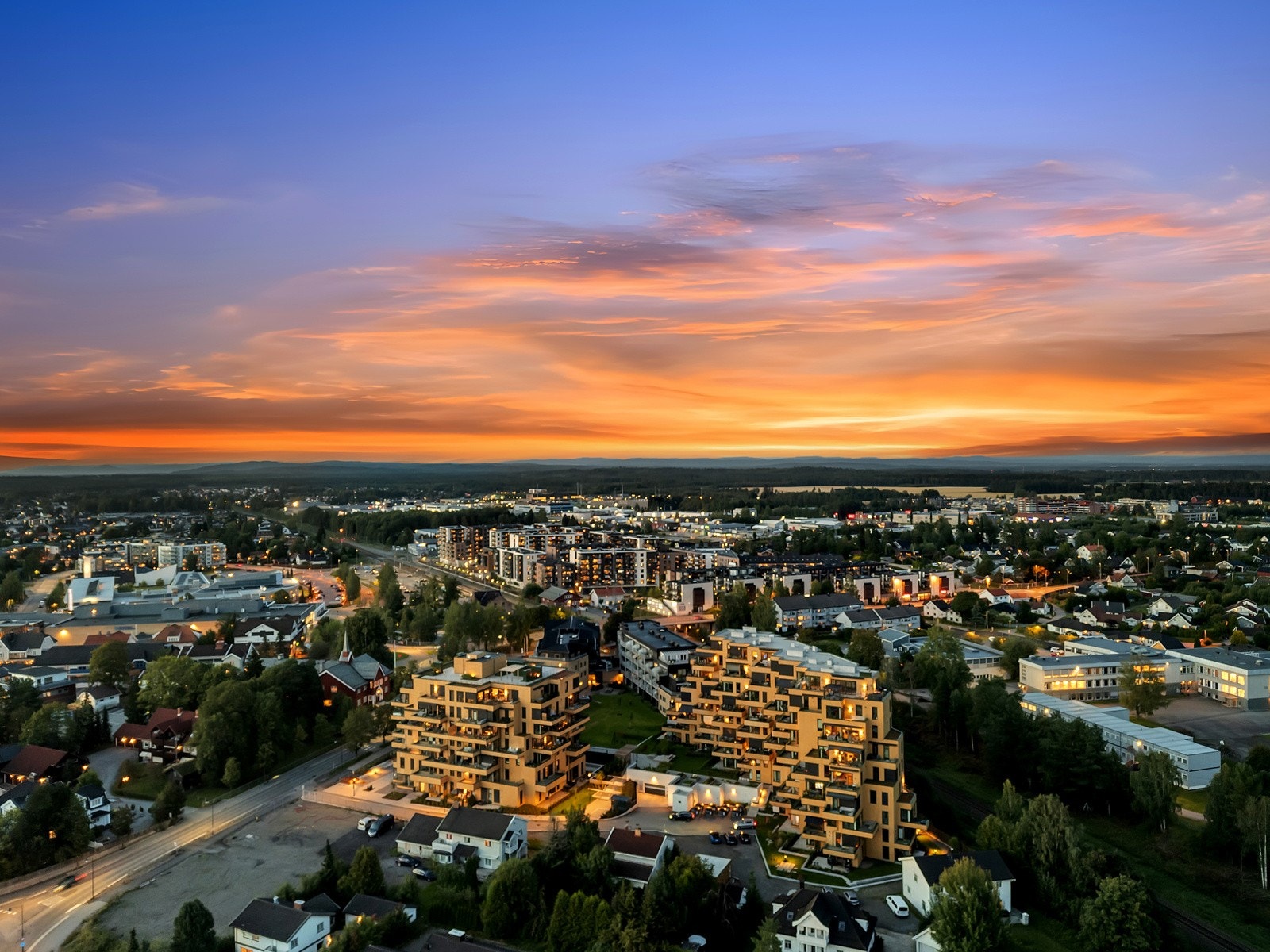 Det er gangavstand til skoler, barnehager, offentlig kommunikasjon, flotte rekreasjonsområder og daglige servicetilbud. Galleribilde