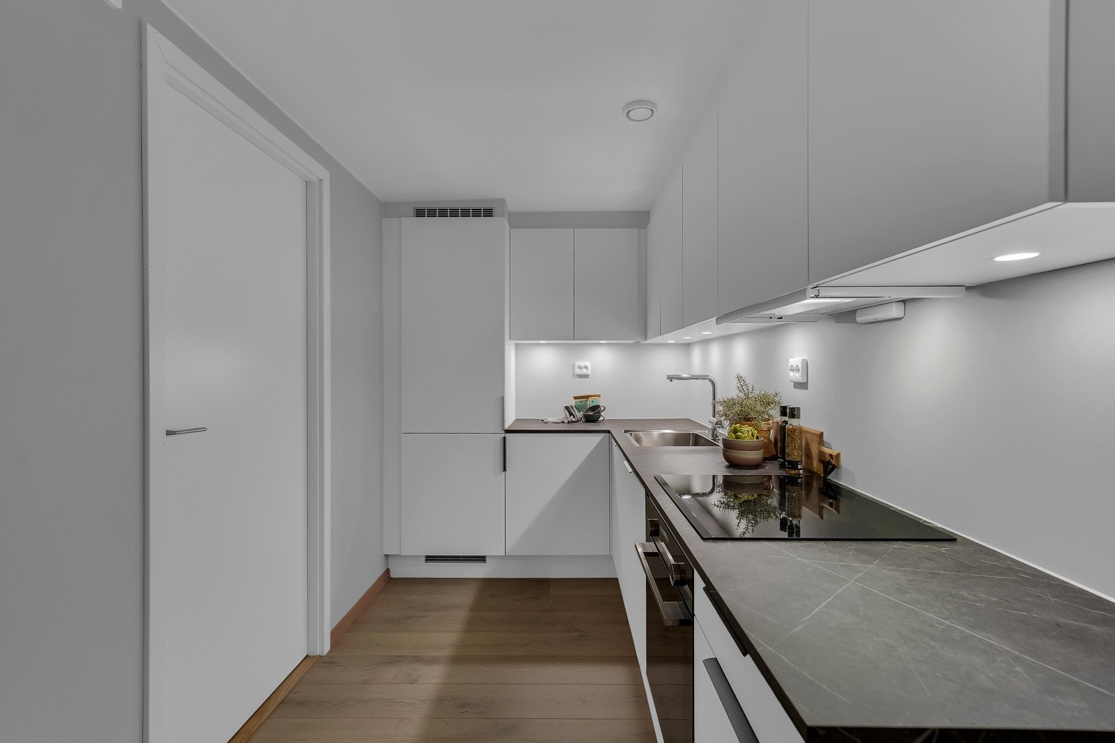 Du har godt med oppbevaringsplass på kjøkkenet til diverse kjøkkenredskaper. Galleribilde