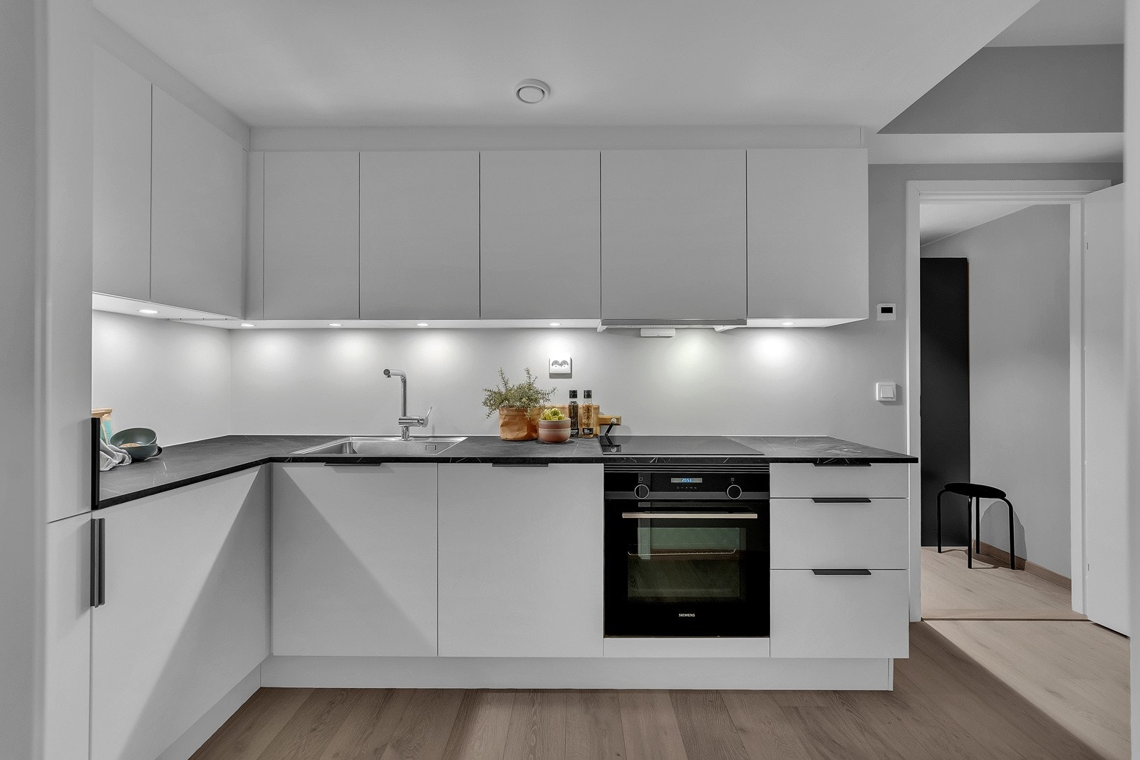 Delikat og moderne kjøkken med god belysning til matlagingen. Galleribilde