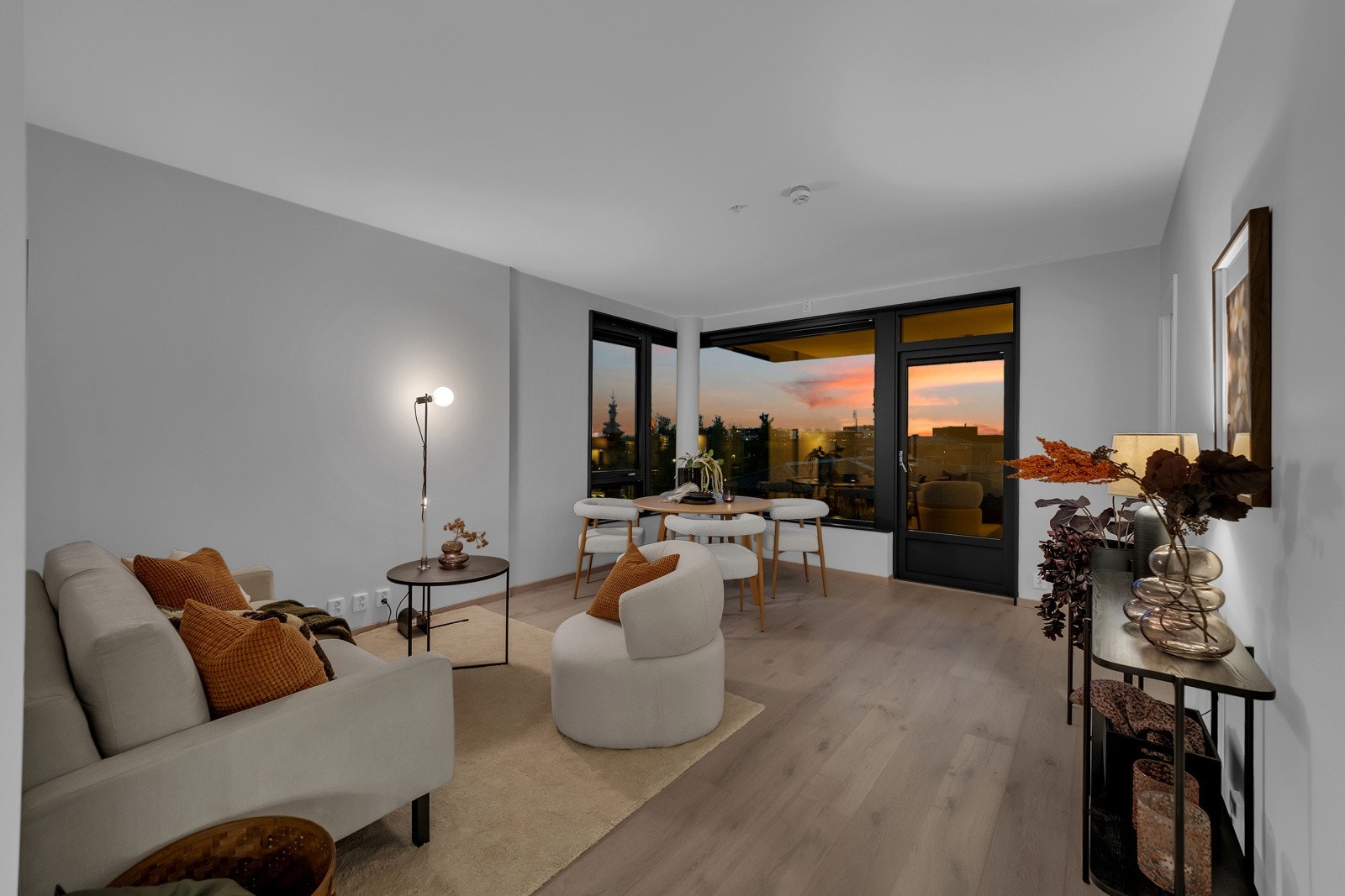 Moderne stue med store og flotte vinduer. Galleribilde