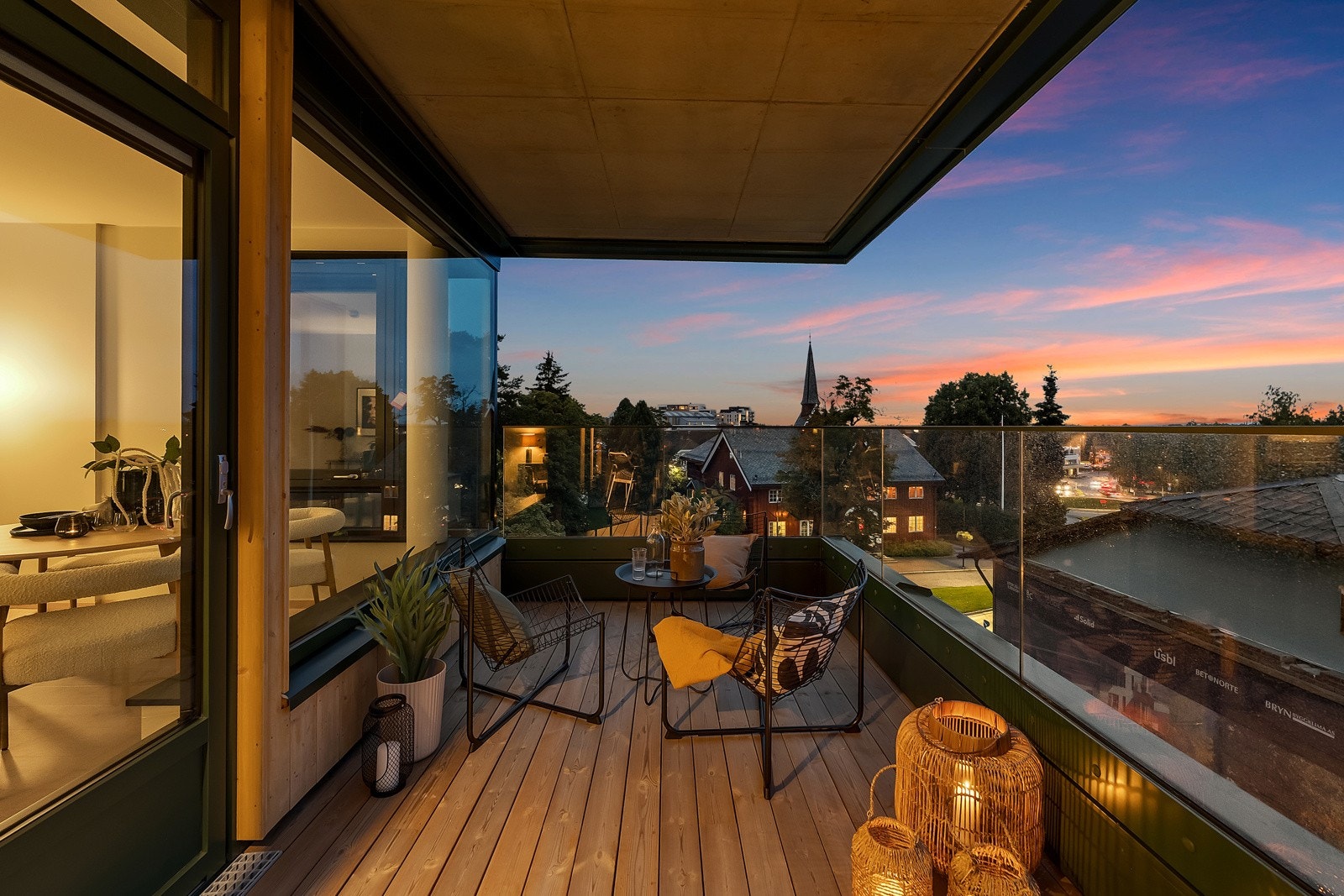 På de varme sommerkveldene er balkongen et flott sted for sosiale sammenkomster. Galleribilde