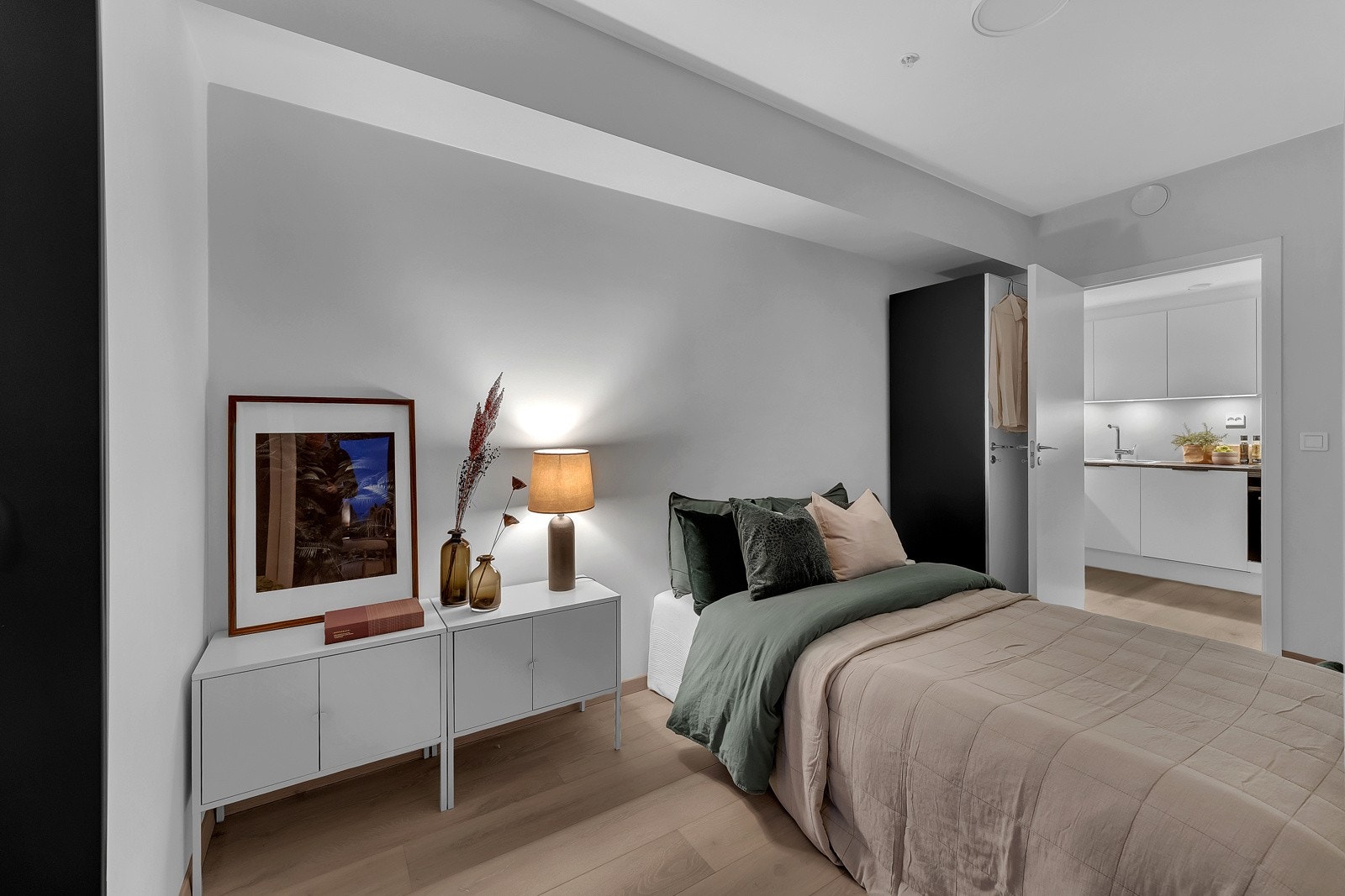 Soverommet har god plass til en større dobbeltseng med nattbord på hver side. Galleribilde