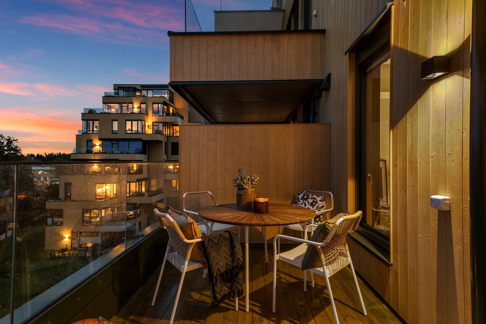 Balkongen har god plass til diverse utemøber. Galleribilde