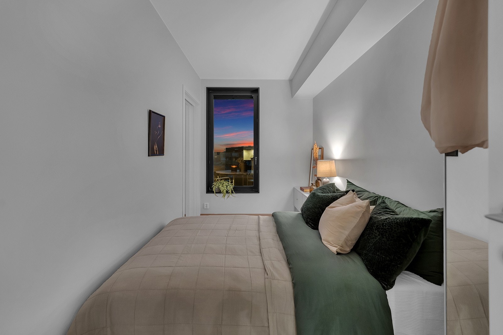 Vinduet på soverommet slipper inn naturlig sollys på dagtid. Galleribilde