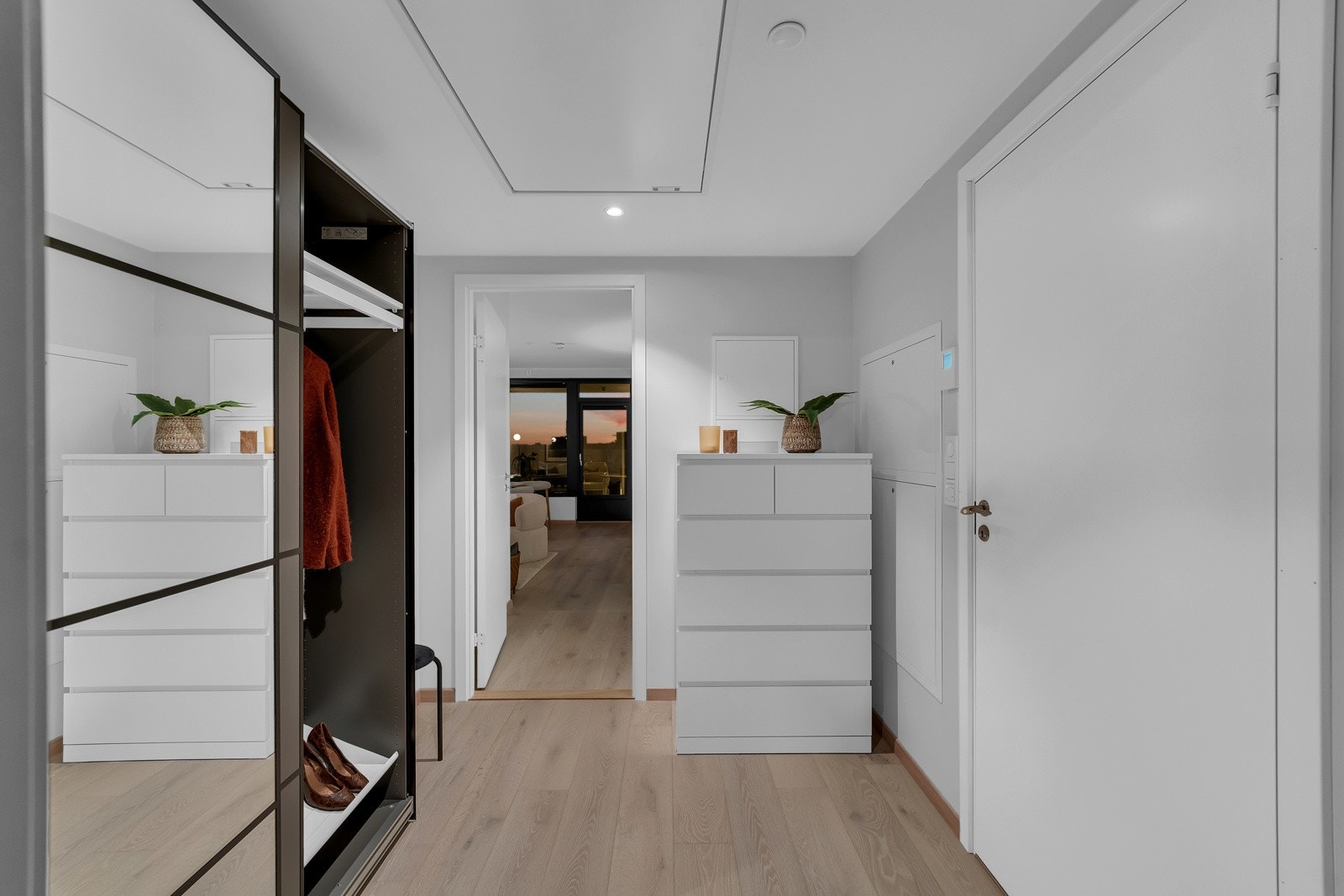 Gangen er romslig og har gode oppbevaringsmuligheter for jakker m.m Galleribilde