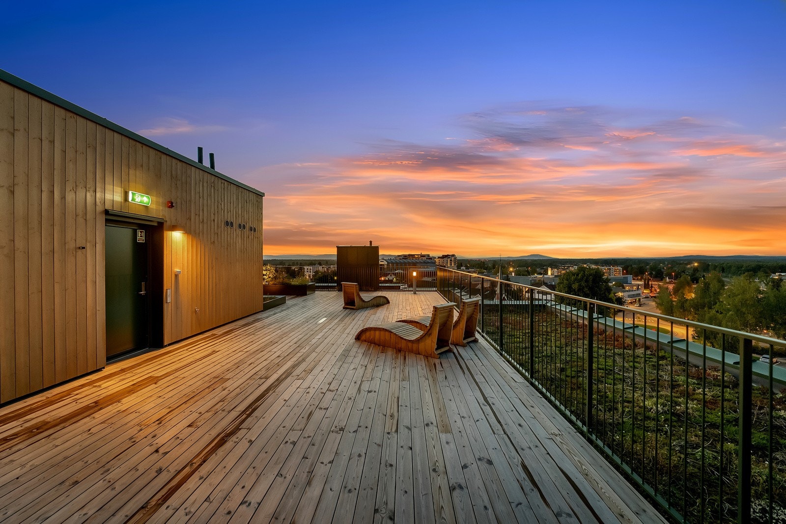 Fra leiligheten har du gode muligheter for offentlig kommunikasjon via buss og tog, begge deler ligger ca. 3 min gange fra leiligheten. Galleribilde