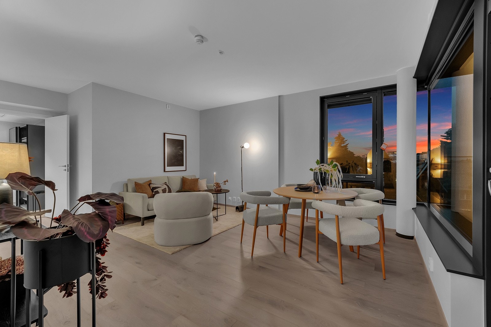 Leiligheten ligger i byggets 5. etasje og har god utsikt. Galleribilde