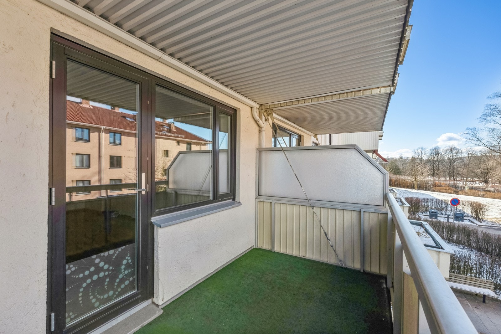 Utrgang til en solrik vestvendt balkong på ca. 8 kvm Galleribilde