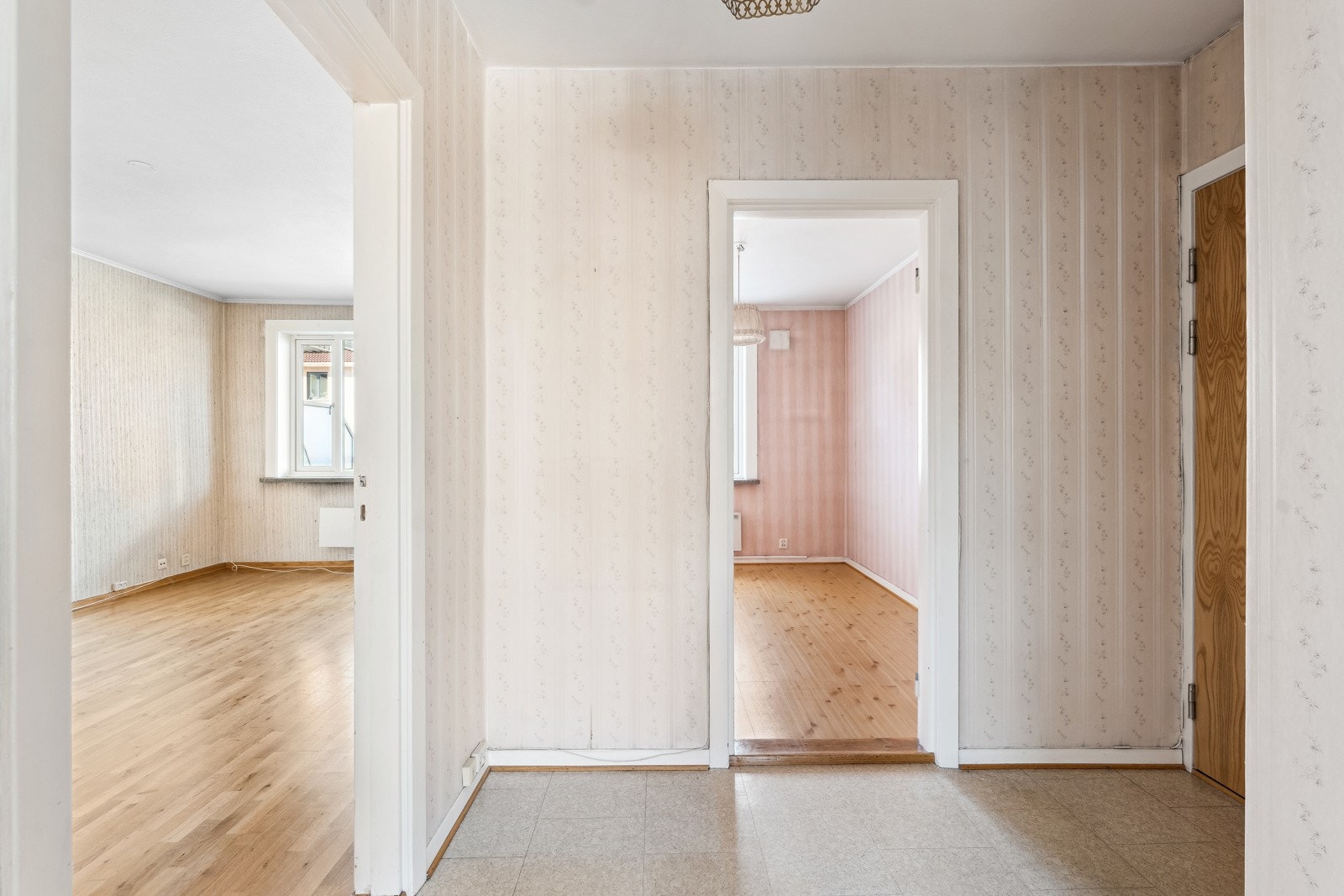 Lys og romslig entré med gode muligheter for oppheng av ytterklær Galleribilde