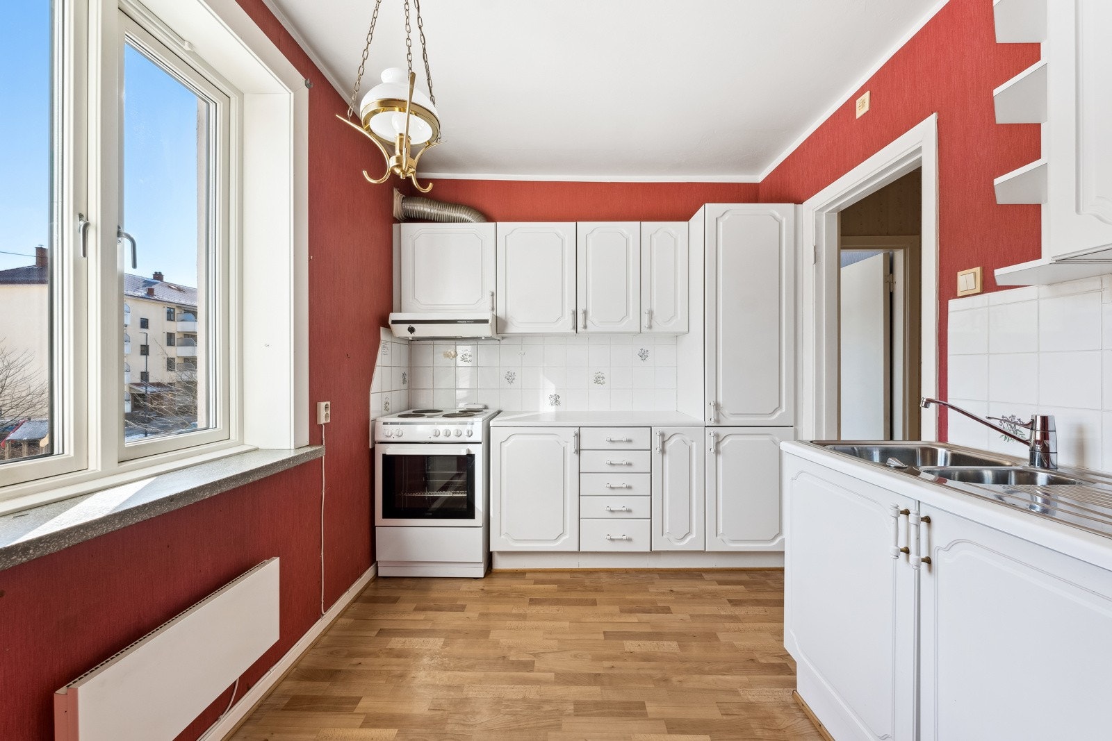 Flisfelt på vegg over benk, hvorav noen med motiv Galleribilde