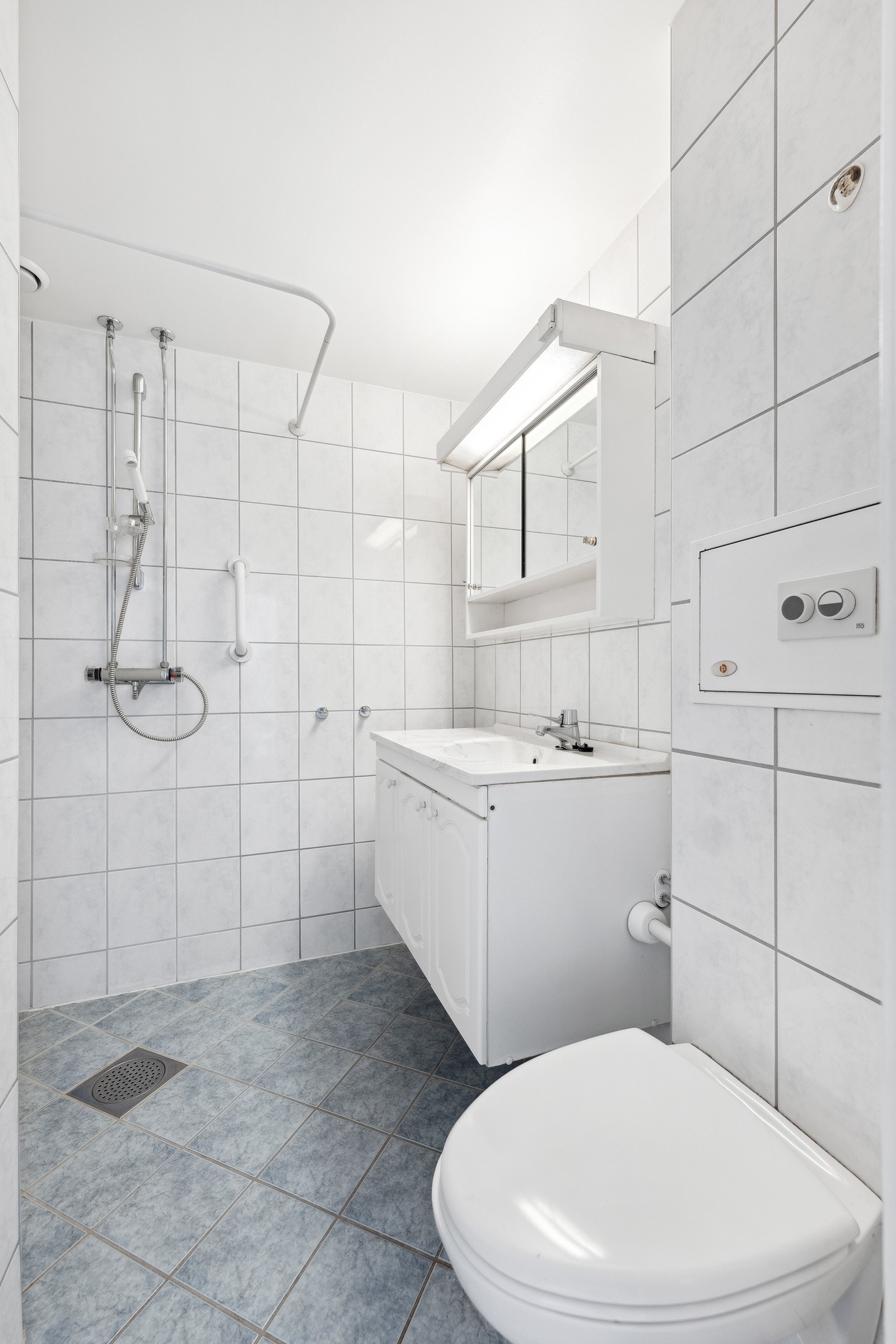 Flislagt baderom som tatt i regi av borettslaget i periode 2004-2006. Galleribilde