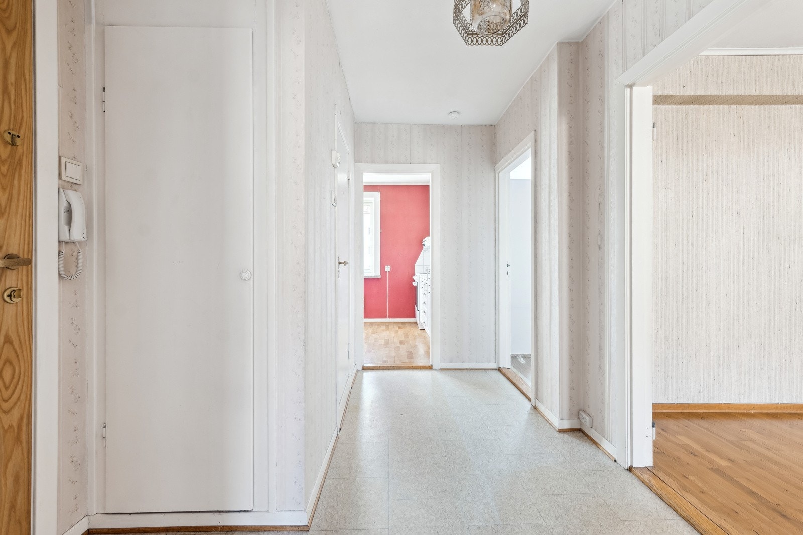 Fra entreen har du adkomst til alle rom Galleribilde