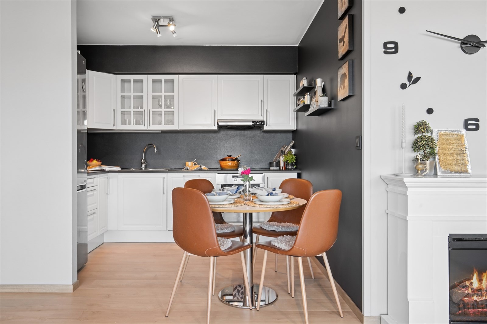 Innredningen har profilerte fronter og en benkeplate i laminatutførelse, som gir et moderne og elegant utseende. Galleribilde