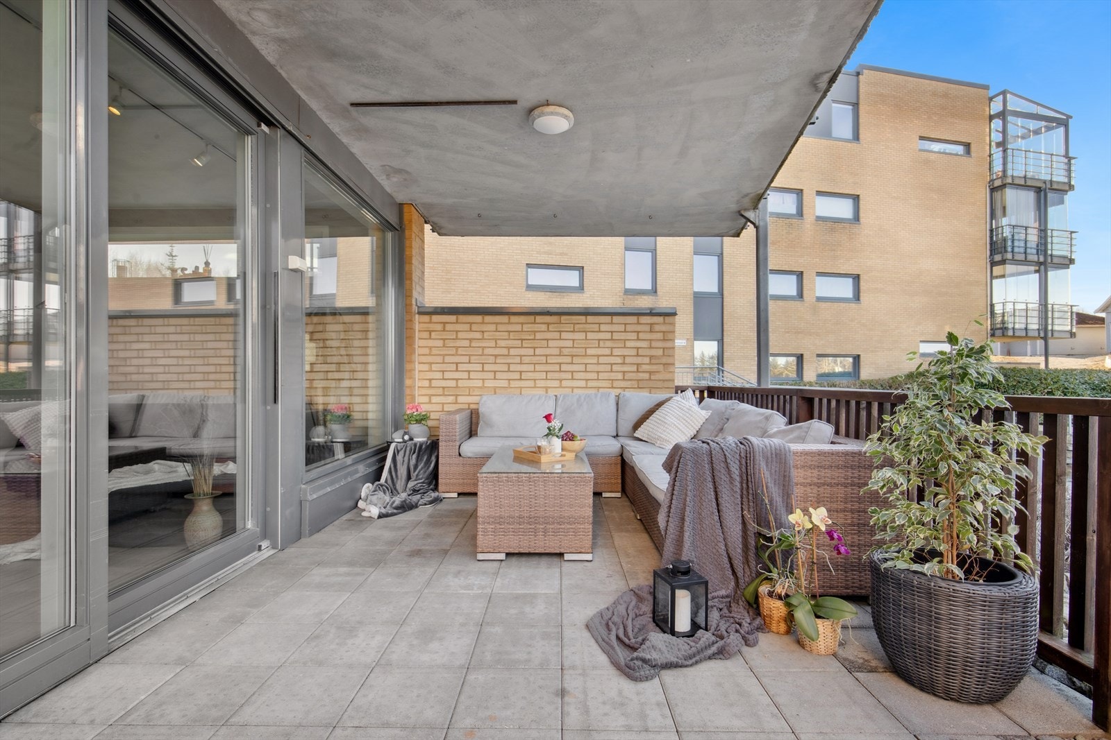 Fra stuen er det utgang til terrassen, der det er god plass til møblement. Galleribilde