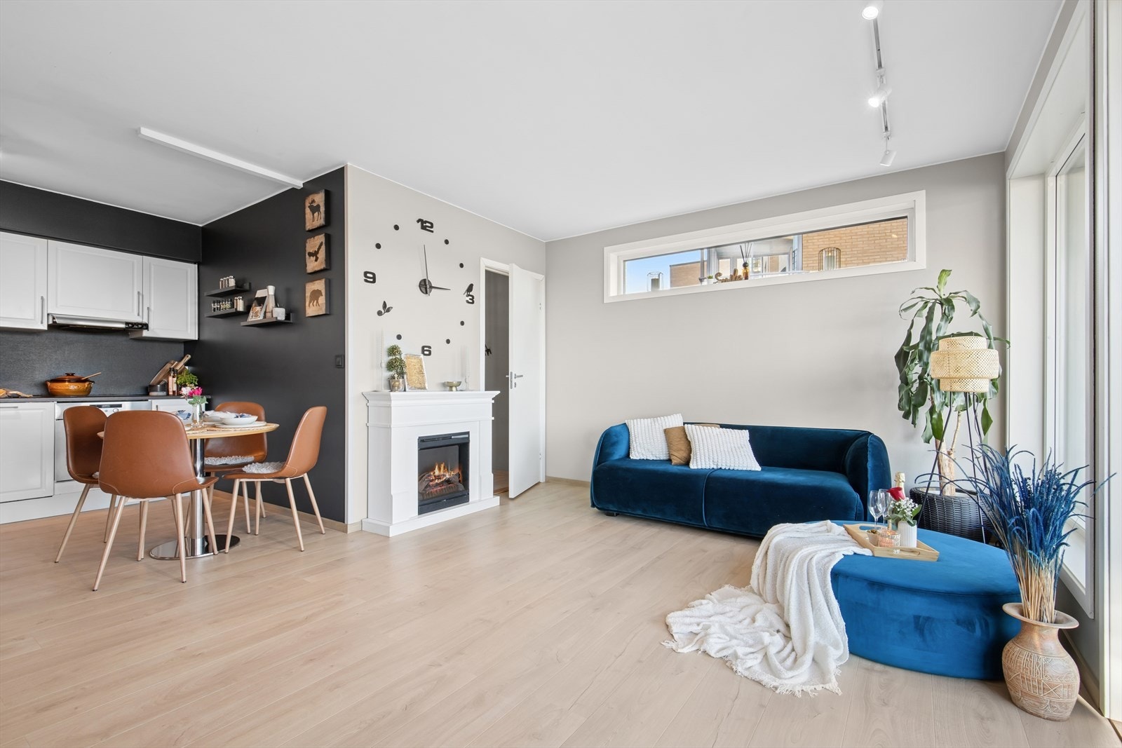 Stuen har laminat på gulvet, og har lyse overflater på vegg og i himling. Galleribilde