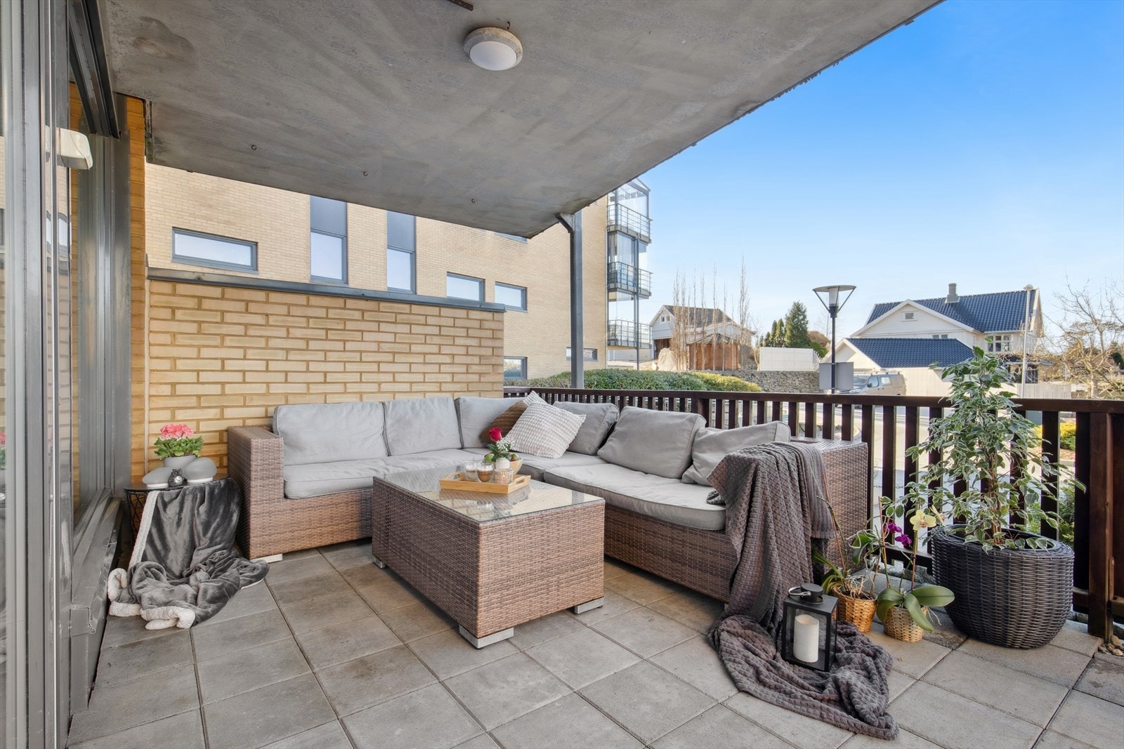 Leiligheten har en steinlagt terrasse med god plass til utemøbler. Galleribilde