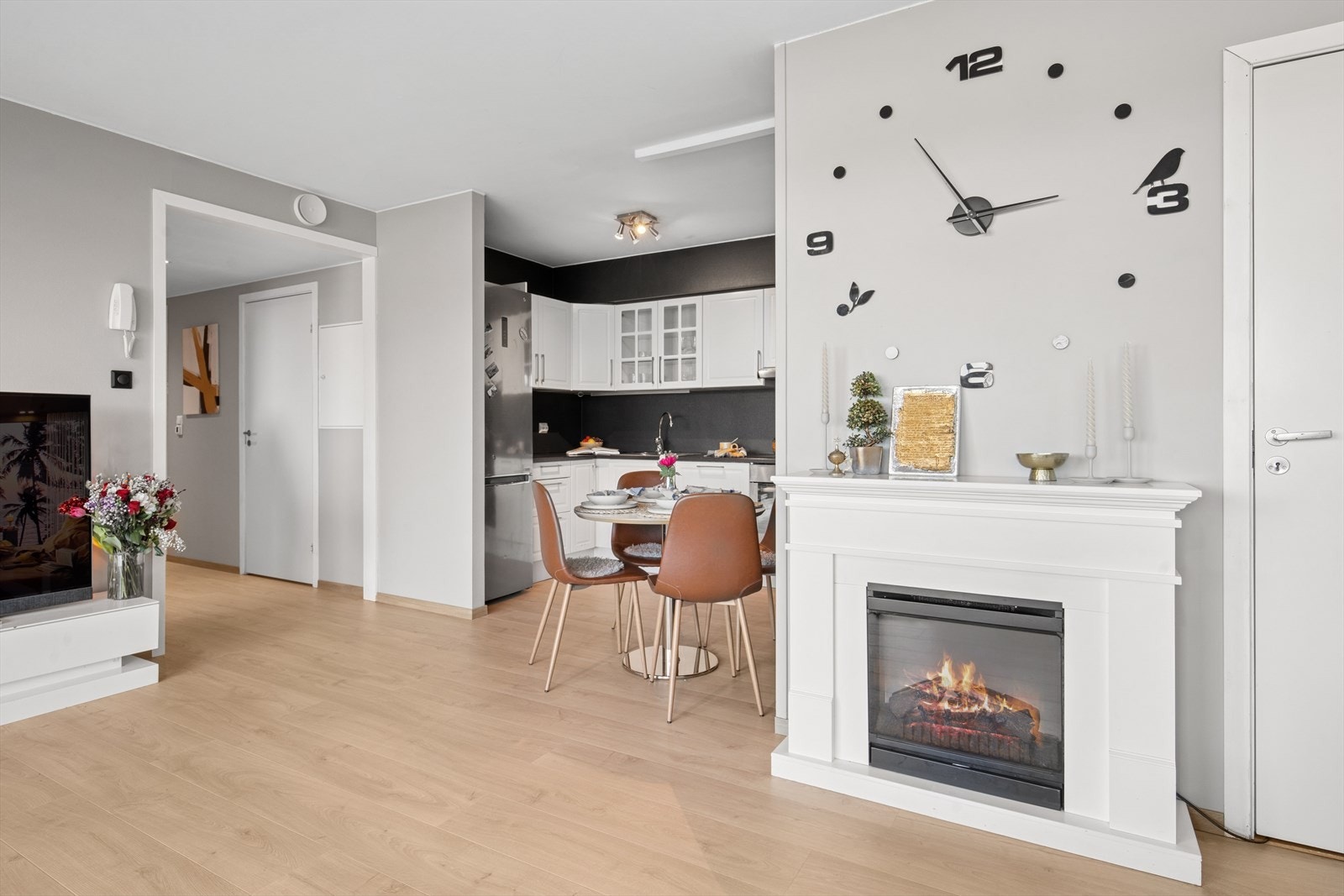 Kjøkkenet er både praktisk og stilfullt, med laminatgulv og malte plater på veggene. Innredningen har profilerte fronter og en benkeplate i laminatutførelse, som gir et moderne og elegant utseende. Galleribilde