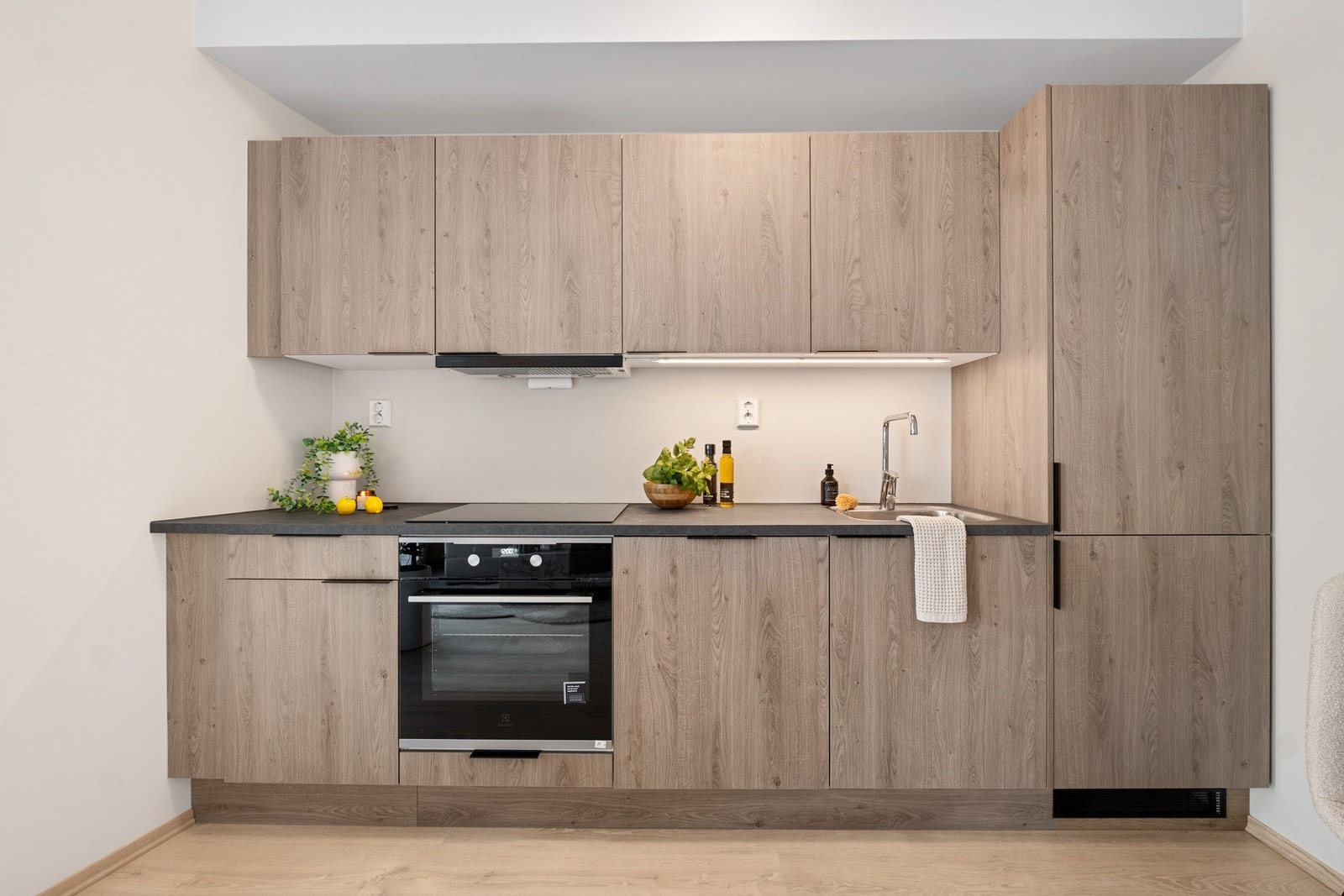 Lekkert kjøkken med integrerte hvitevarer. Galleribilde