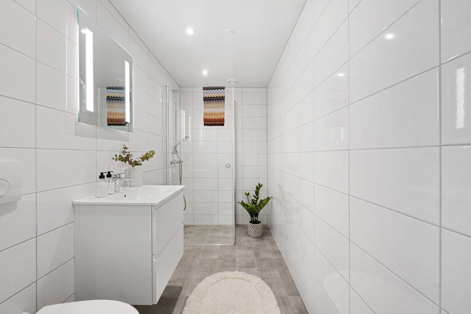 Stilrent og flislagt bad med gulvvarme. Galleribilde