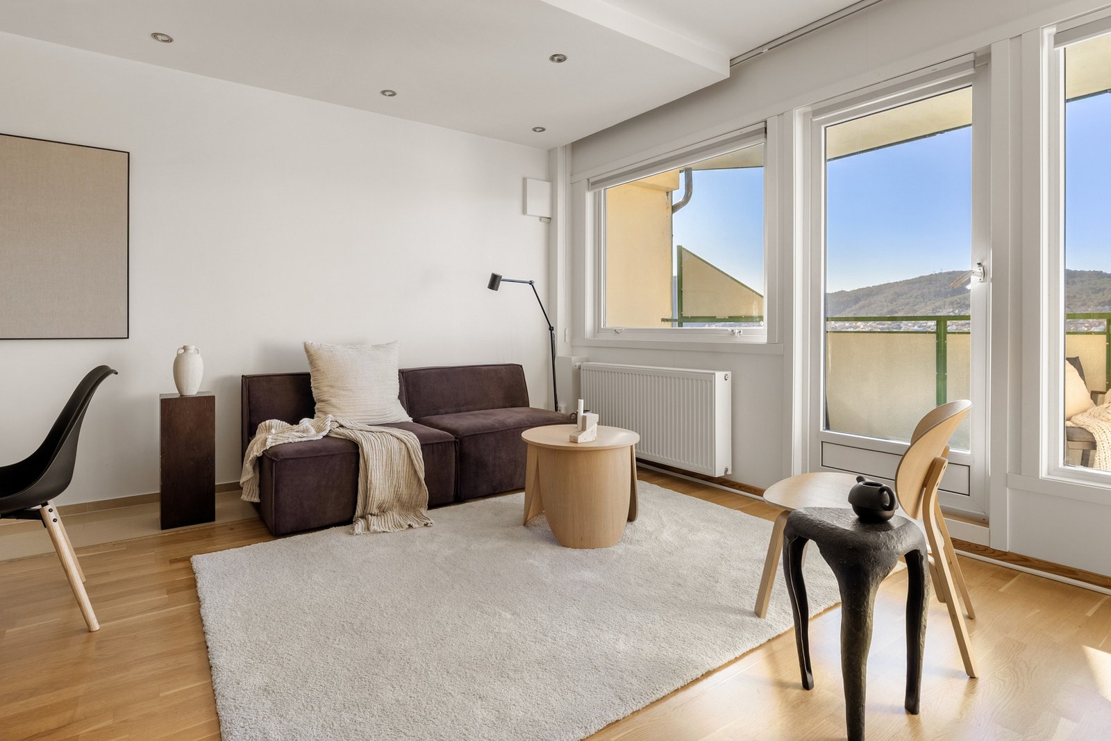 Her er det store vinduer som slipper inn rikelig med naturlig lys, i tillegg til nydelig sjøutsikt. Galleribilde