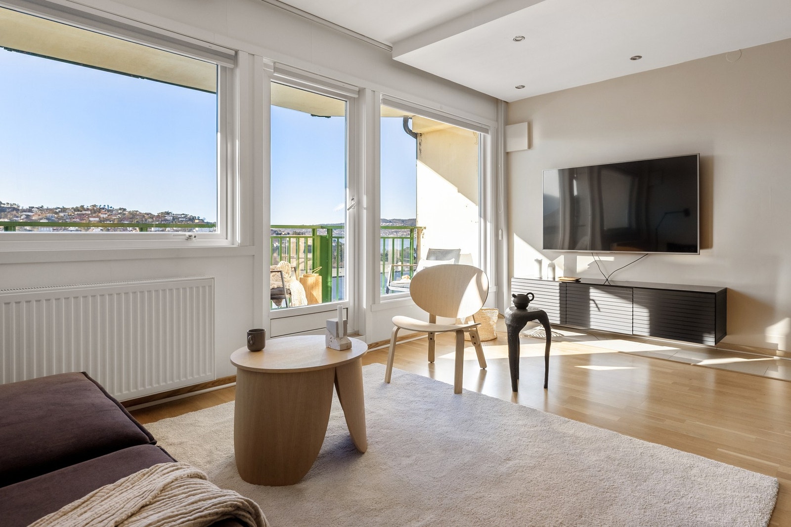Fra stuen er det utgang til boligens balkong. Galleribilde