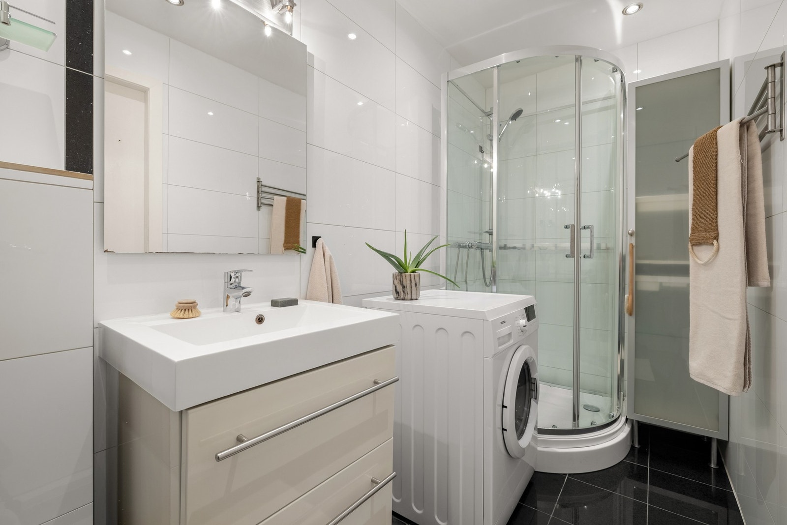 Badet er helfliset med varmekabler i gulv. Galleribilde