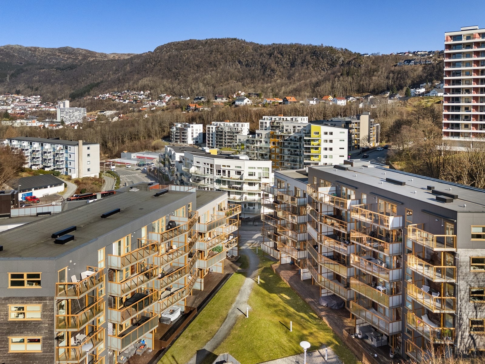 Leiligheten ligger sentralt og fint til på på Slettebakken. Galleribilde