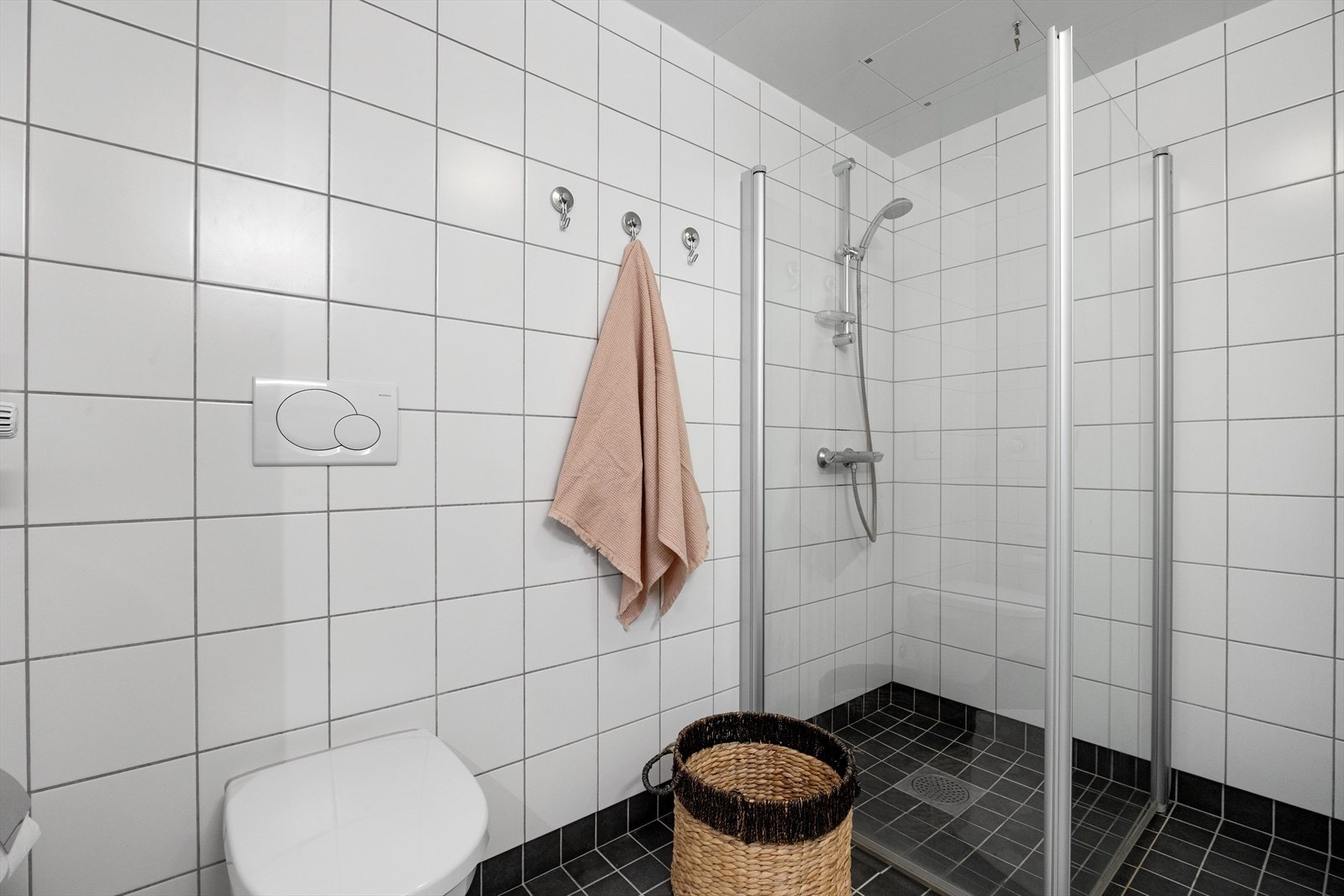 Det er også opplegg for vaskemaskin, med plass til tørketrommel. God oppbevaringsplass gir mulighet for å holde rommet ryddig og organisert. Galleribilde