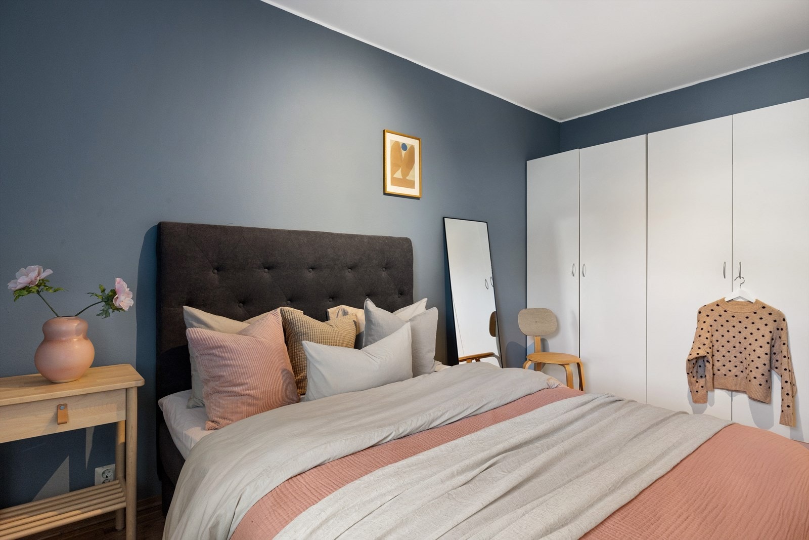 God plass til seng, nattbord og oppbevaring. Galleribilde