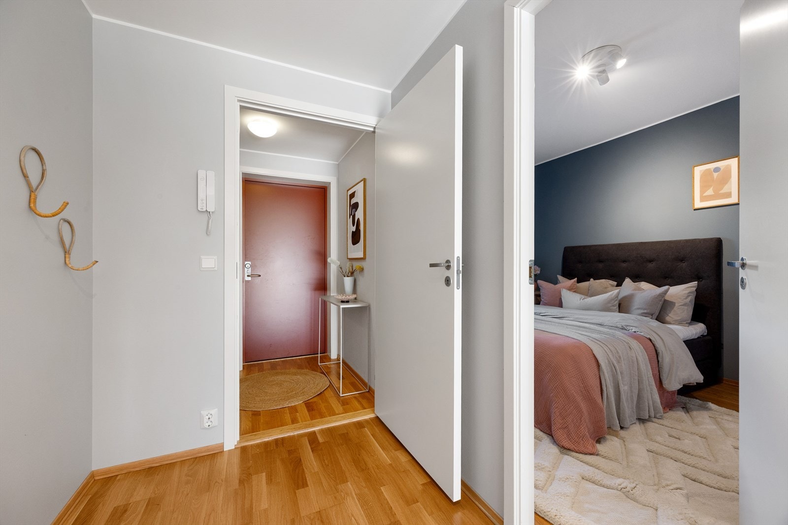 Inngangspartiet er romslig med god plass til å henge fra seg yttertøy. Galleribilde