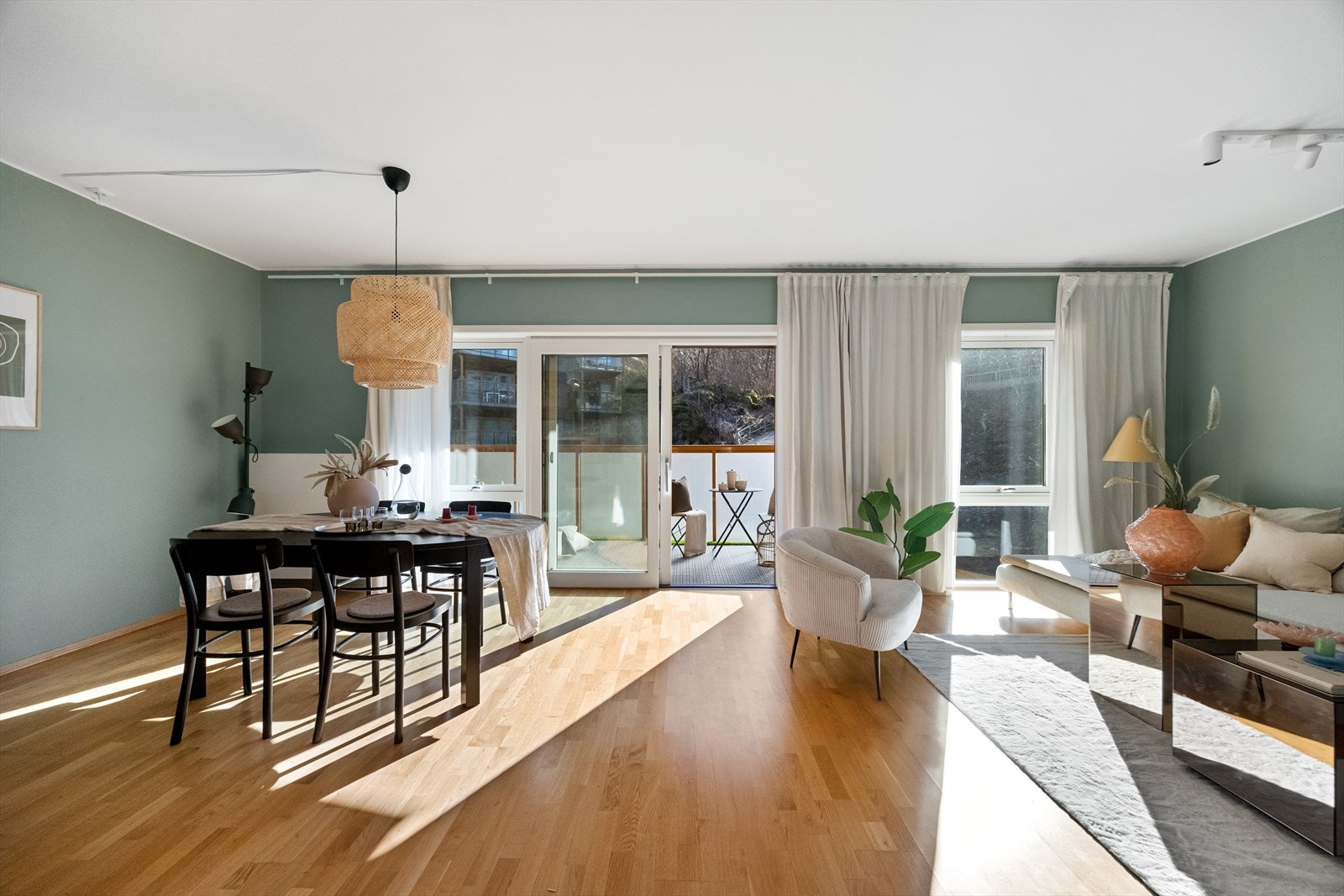 Fra stuen er det direkte utgang til en romslig sørøstvendt altan på hele 11 m². Galleribilde