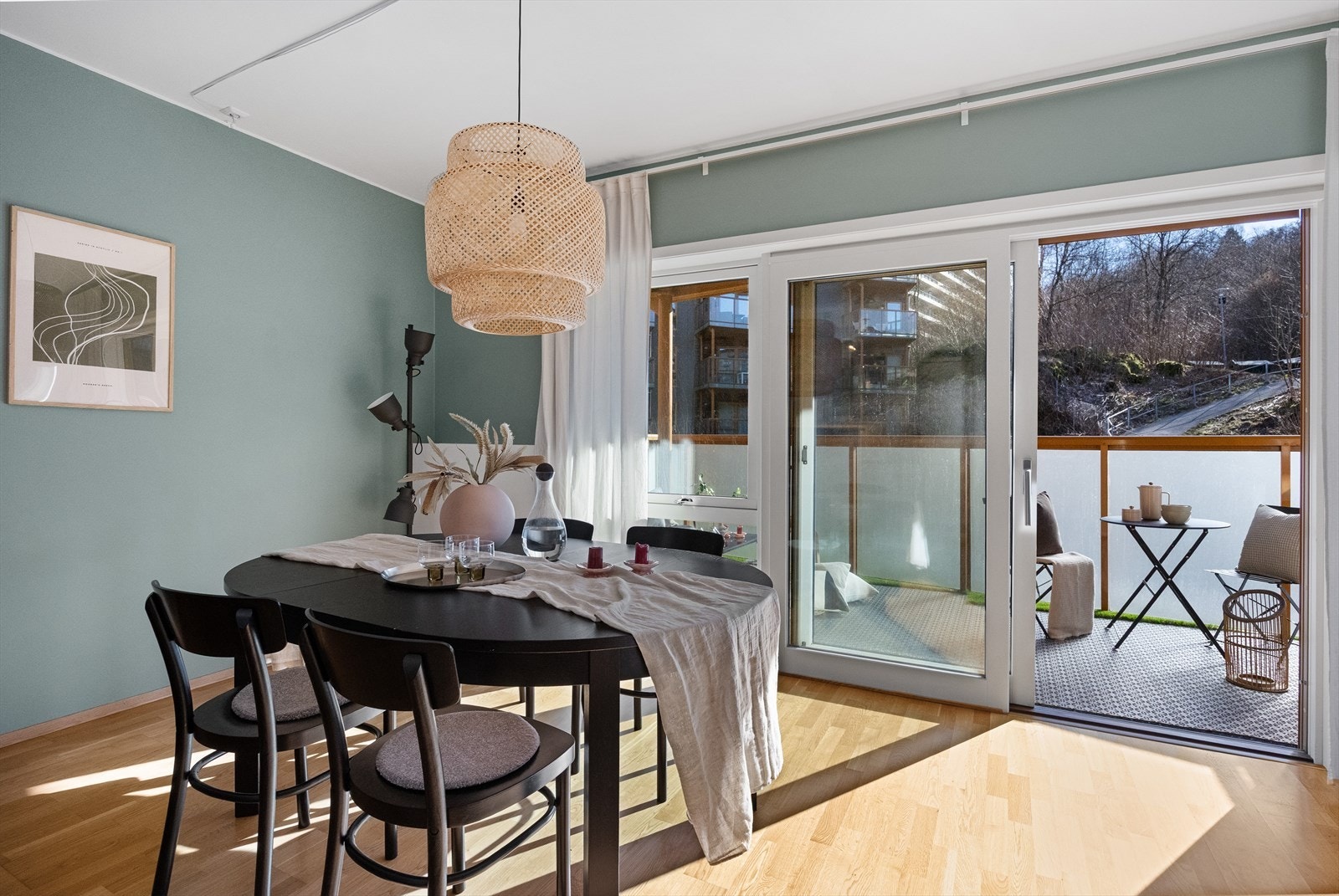 De store vindusflatene gir rikelig med naturlig lys og skaper en lys og trivelig atmosfære. Galleribilde