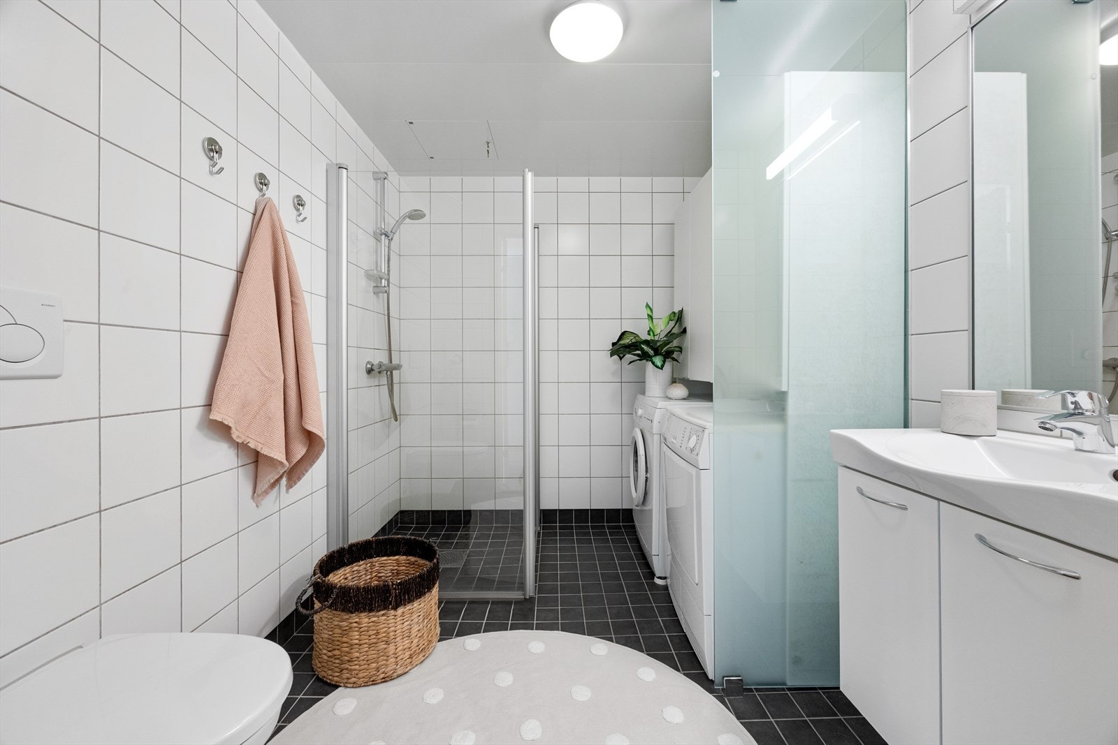 Badet er romslig med delikate keramiske fliser på både gulv og vegger, som gir et elegant og tidløst uttrykk. Galleribilde