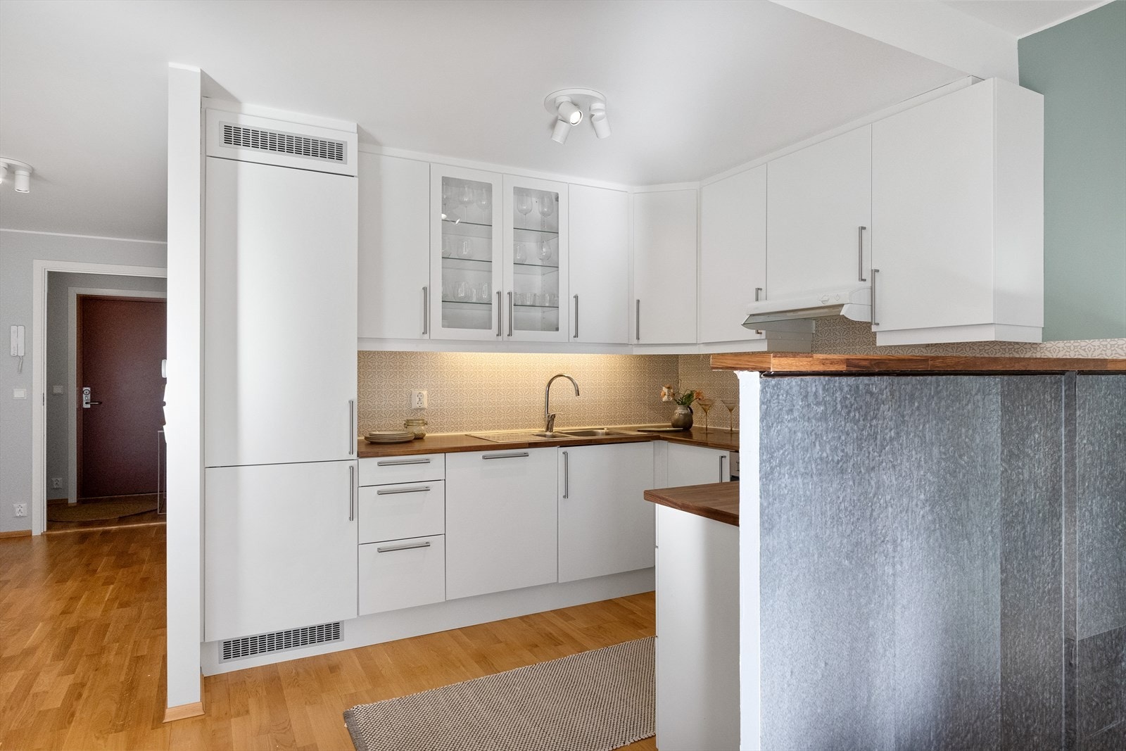 Innredningen har slette fronter som gir et stilrent og minimalistisk uttrykk. Galleribilde