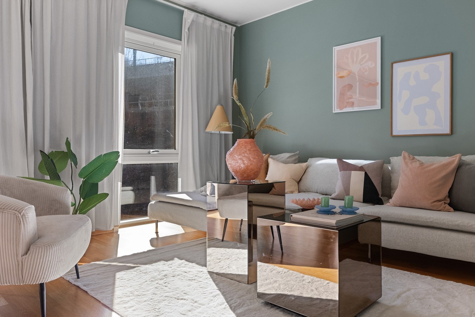 Stuen er stor og innbydende, med god plass til en komfortabel sofagruppe, stuebord, TV-møbel og et romslig spisebord. Galleribilde