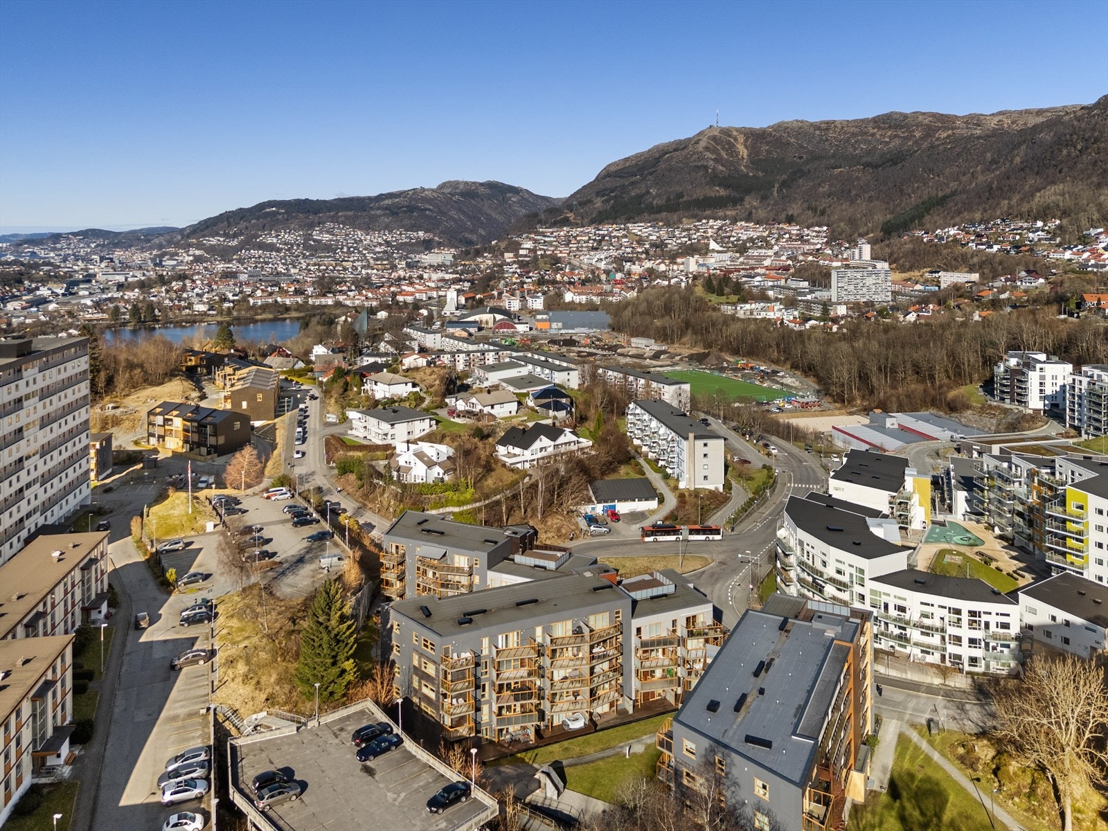 Området har utmerkede kollektivtilbud med nærmeste bybanestopp "Slettebakken", kun fem minutters gange unna, som gir rask tilgang til Bergen sentrum og videre sørover mot Flesland samt bussholdeplass rett utenfor døren. Galleribilde