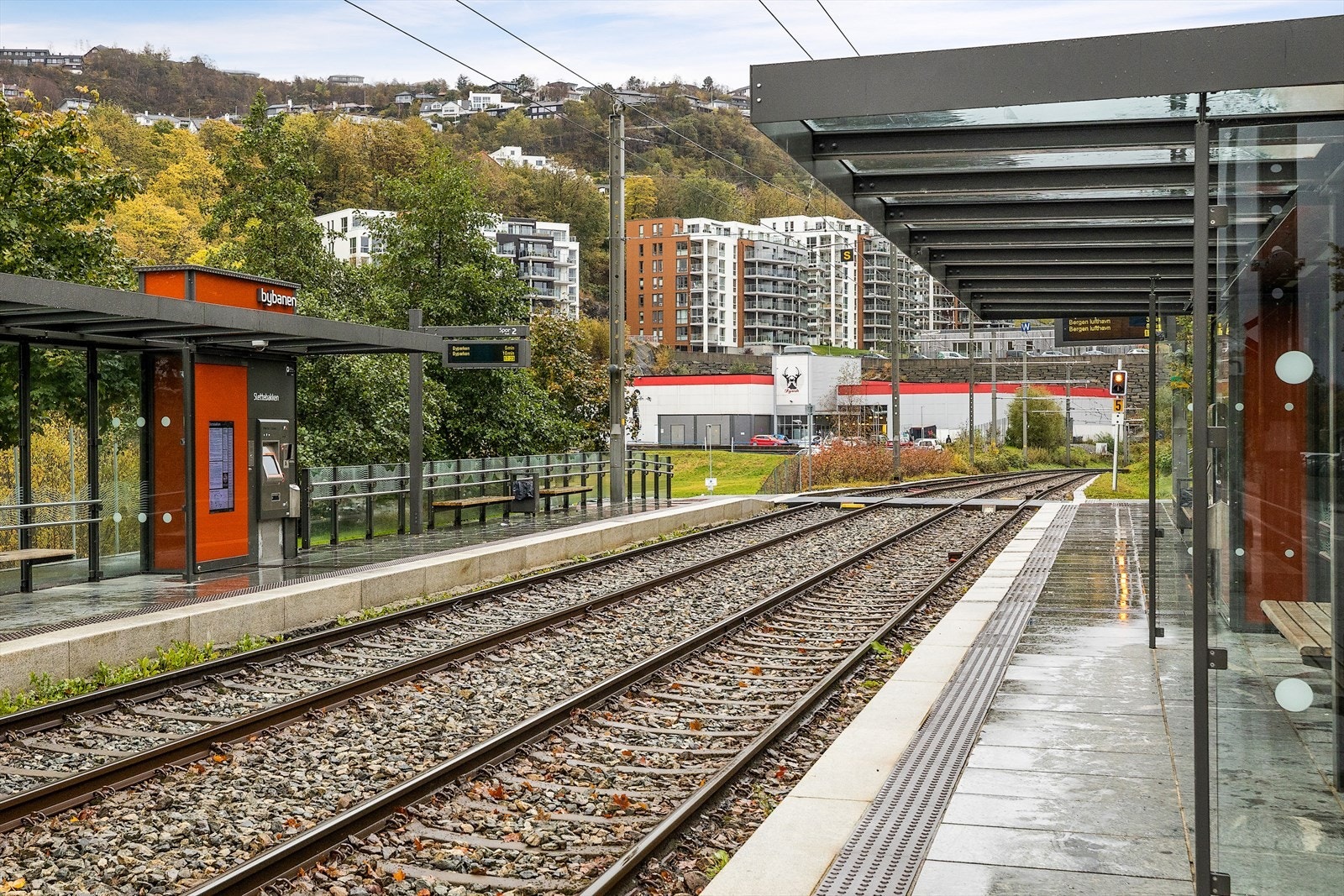 Nærmeste bybanestopp er Slettebakken, kun fem minutters gange unna, som gir rask tilgang til Bergen sentrum og videre sørover mot Flesland. Galleribilde