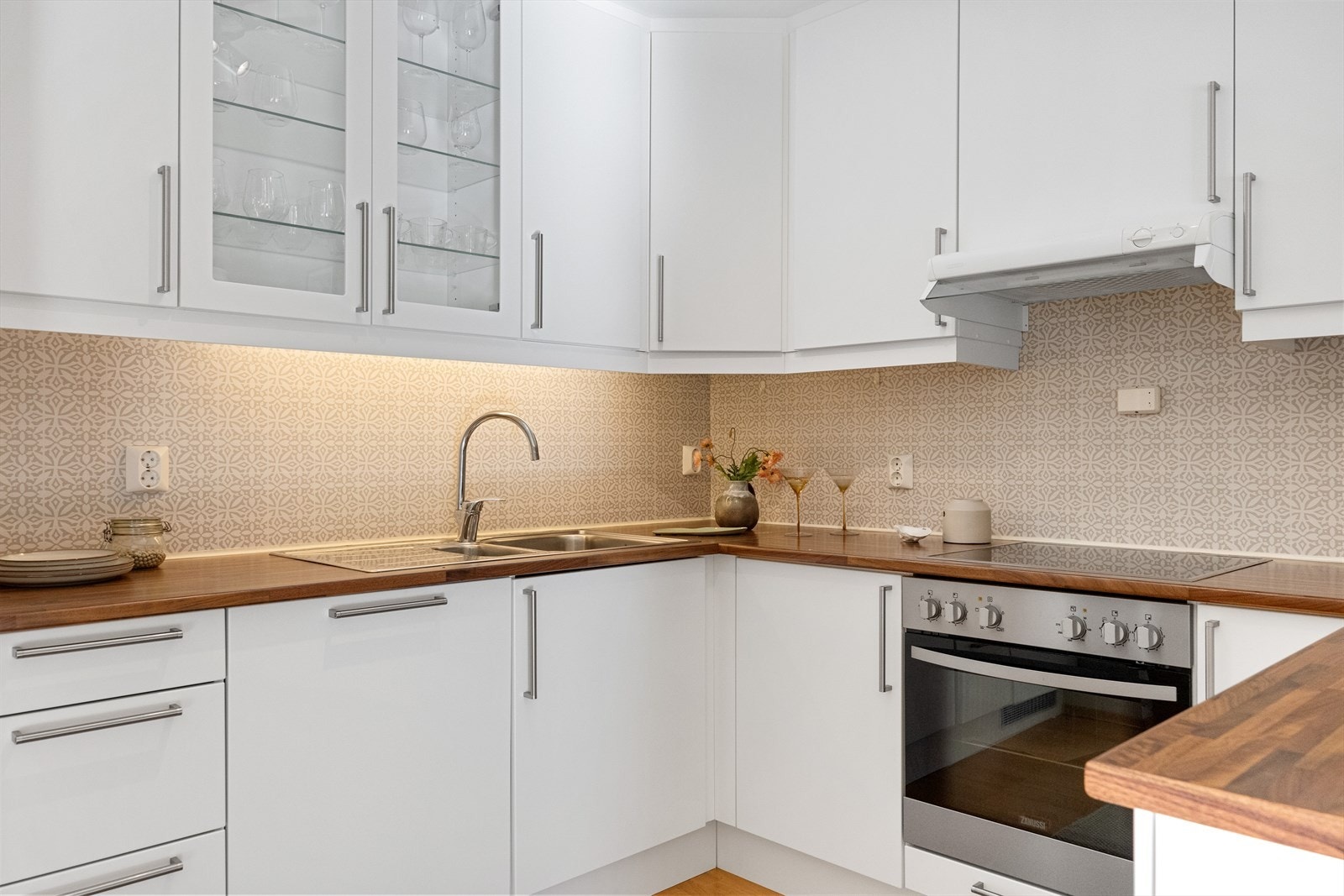 Benkeplaten er i slitesterk laminat, med nedfelt stålvask for et helhetlig utseende. Galleribilde