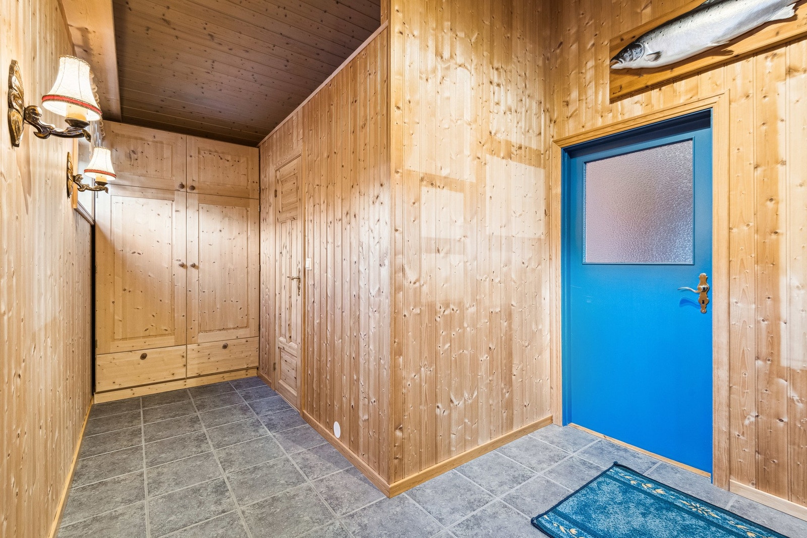 Entré med flislagt gulv og god plass til garderobe for å lagre klær og sko. Galleribilde