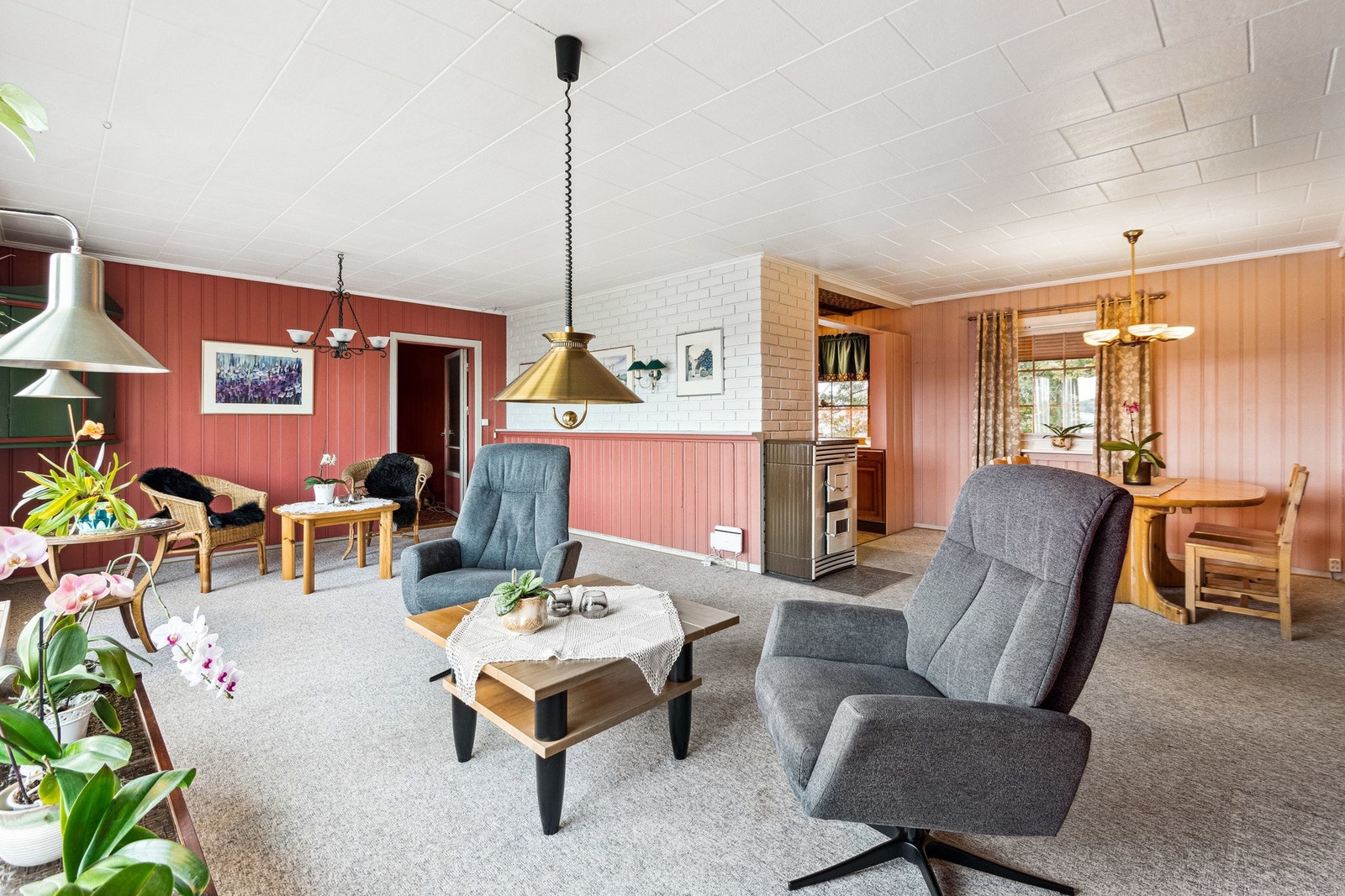 Boligen varmes opp med både vedfyring, strøm, og luft til luft varmepumpe. Galleribilde
