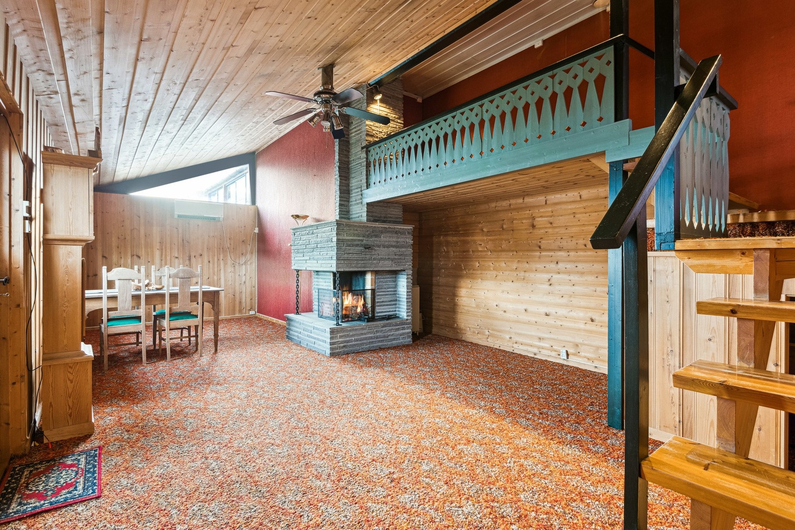 Kjelleren har en romslig peisestue som varmes opp med både varmepumpe og vedfyring. Galleribilde