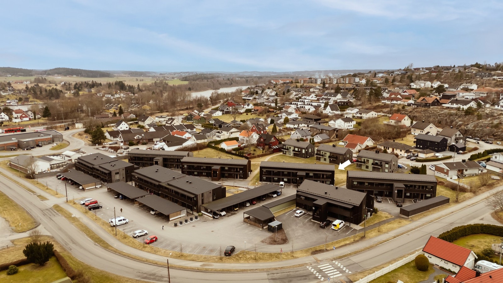 Yventunet II ligger sentralt til "mellom byene" og det tar ca. 5 minutter til Sarpsborg og ca. 15 minutter til Fredrikstad med bil. Galleribilde