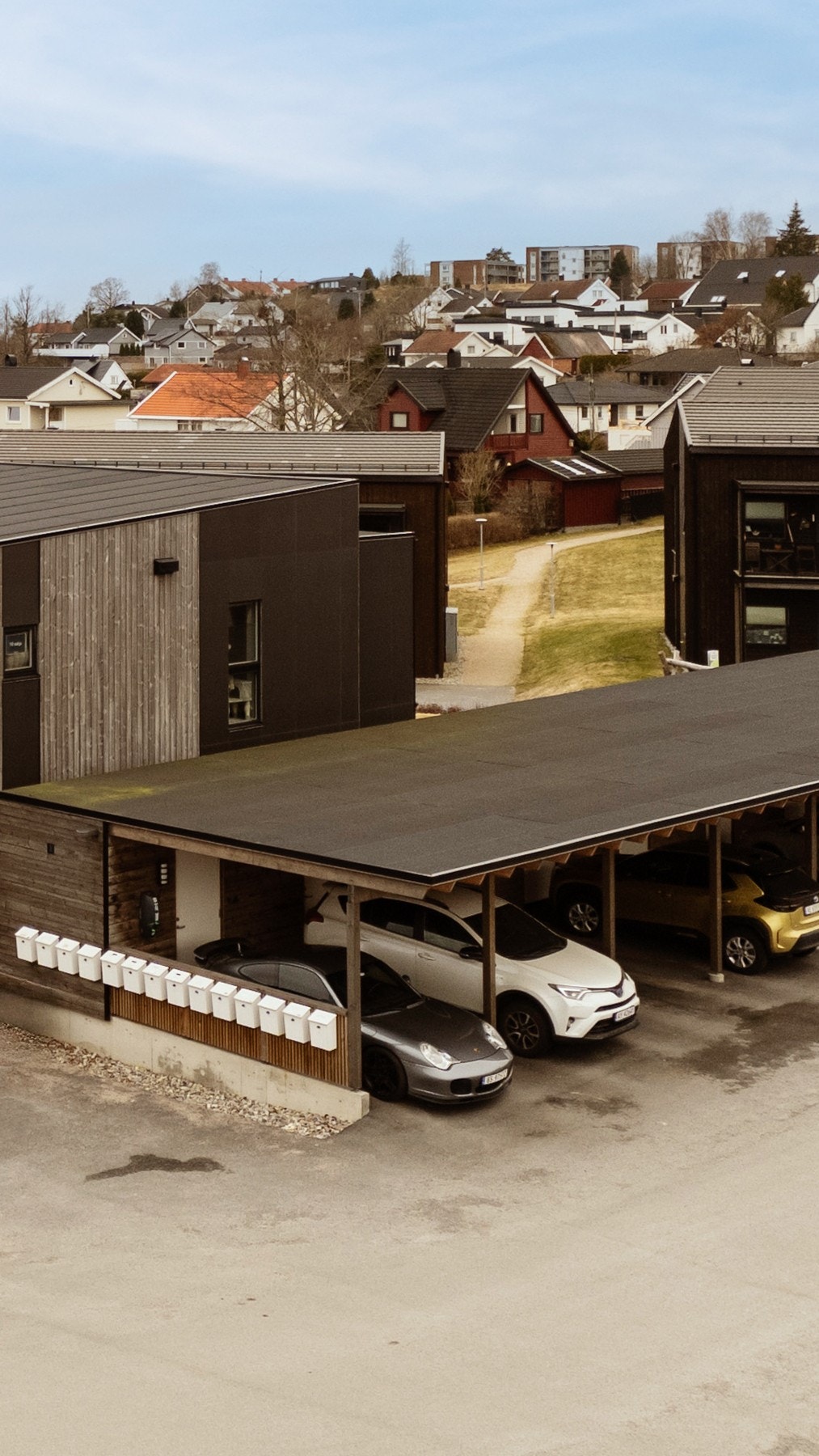 Det medfølger carport med elbillader samt en utvendig bod i felles carportanlegg. Galleribilde