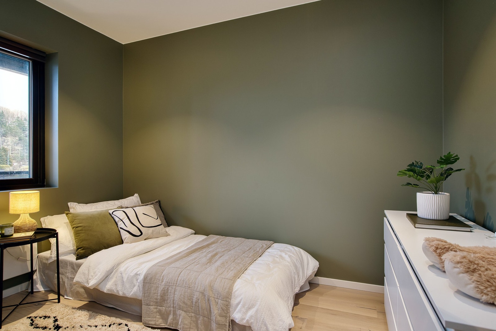 Soverom 2 med god plass til seng og oppbevaring. Galleribilde