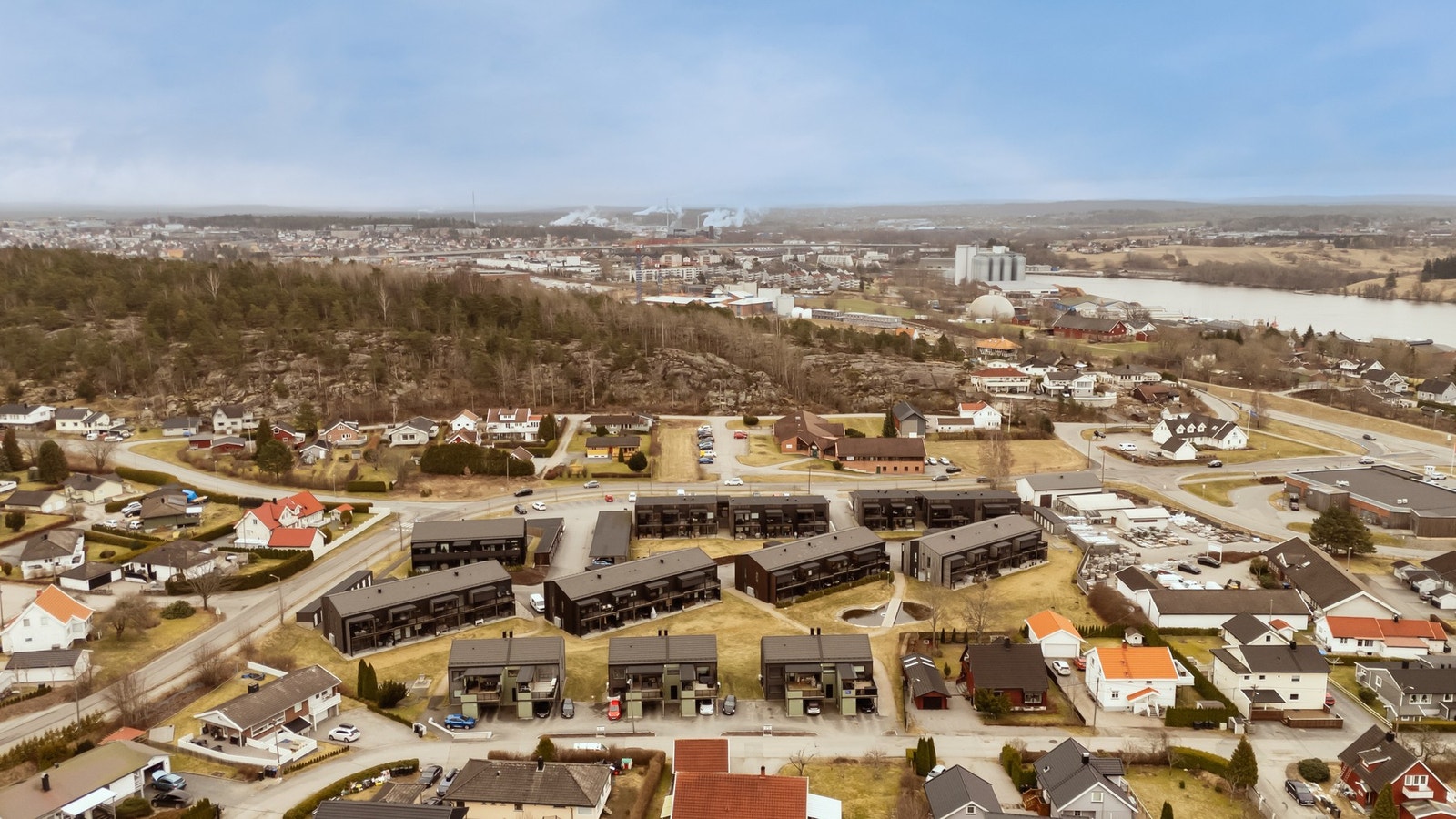 Det er gangavstand til dagligvarebutikk og busstopp. Galleribilde