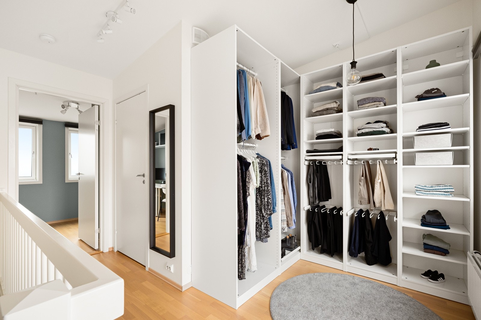 Koselig og luftig loftstue, som i dag blir i dag brukt som ekstra garderobe. Galleribilde