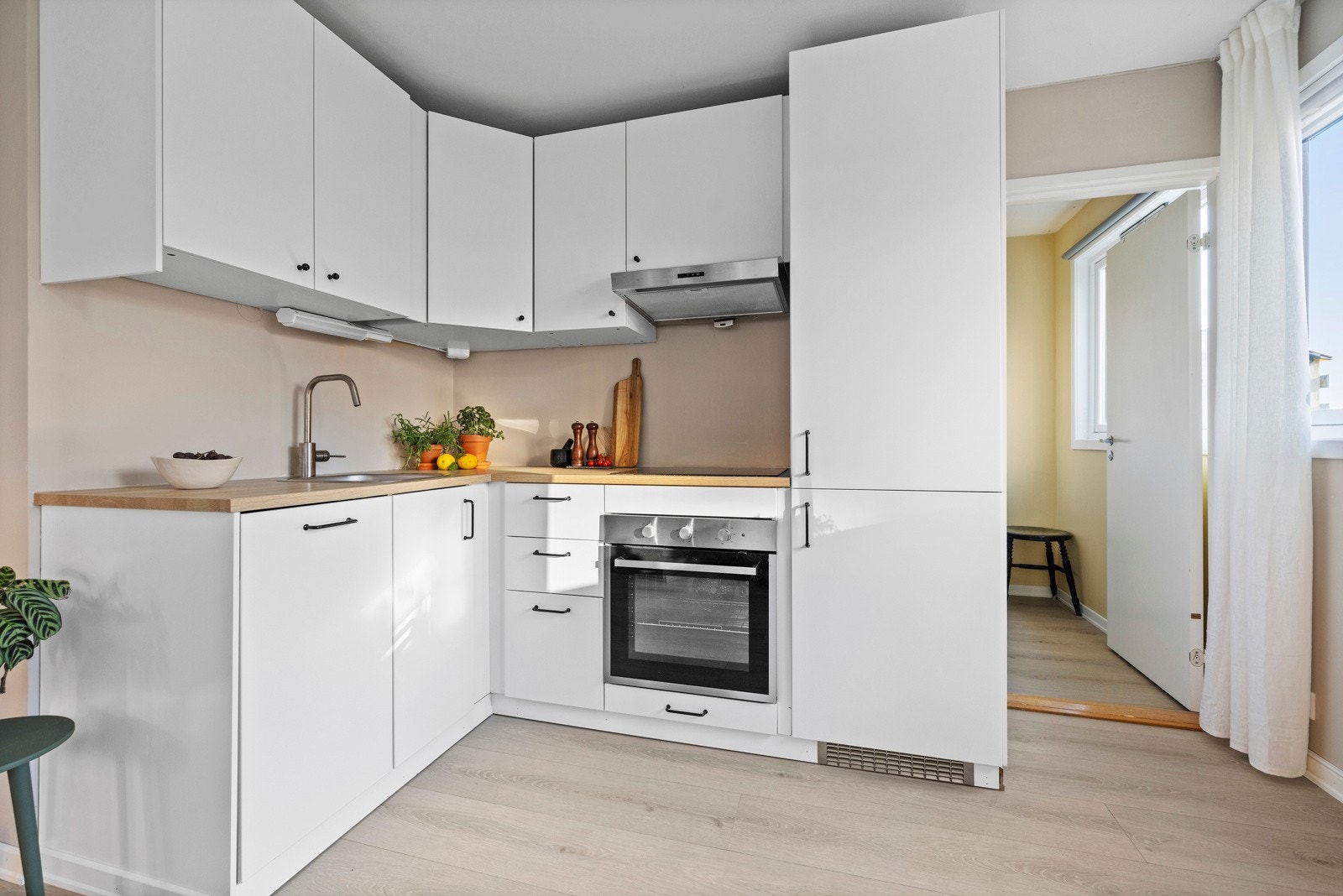 Kjøkken fra 2019 med integrerte hvitevarer. Galleribilde