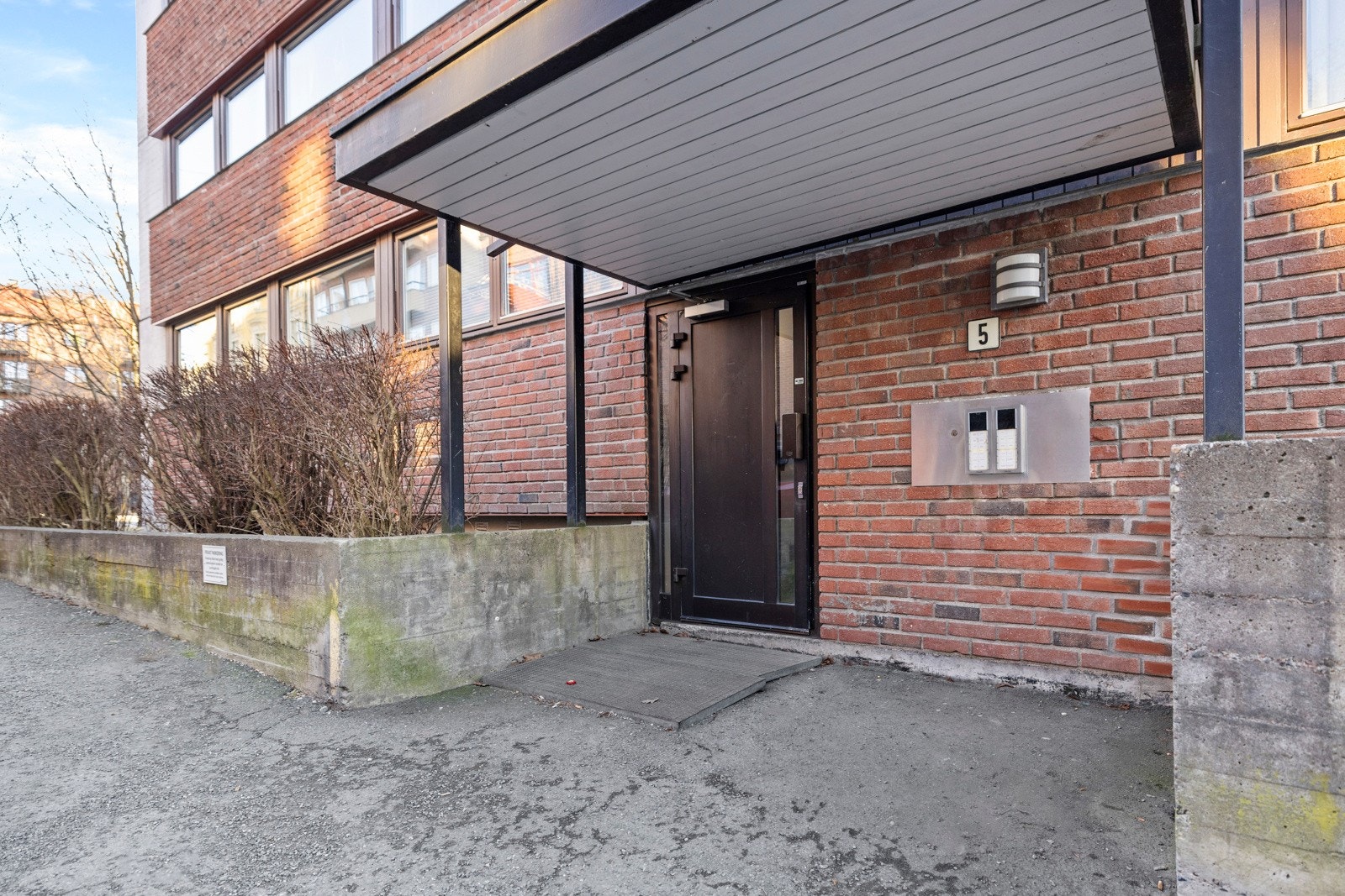 Asfaltert inngangsparti Galleribilde