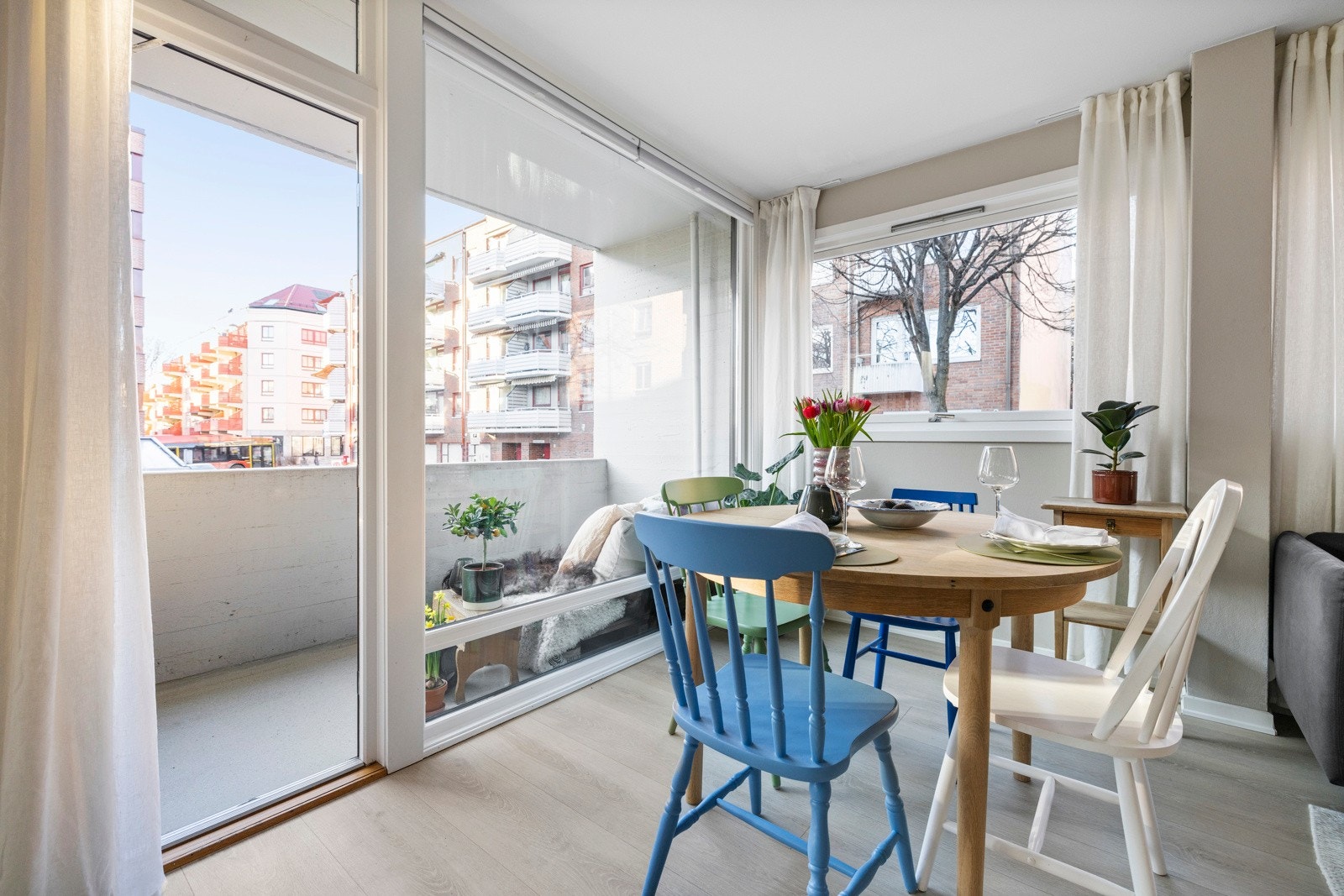 Deilig spiseplass rett ved balkongen. Galleribilde